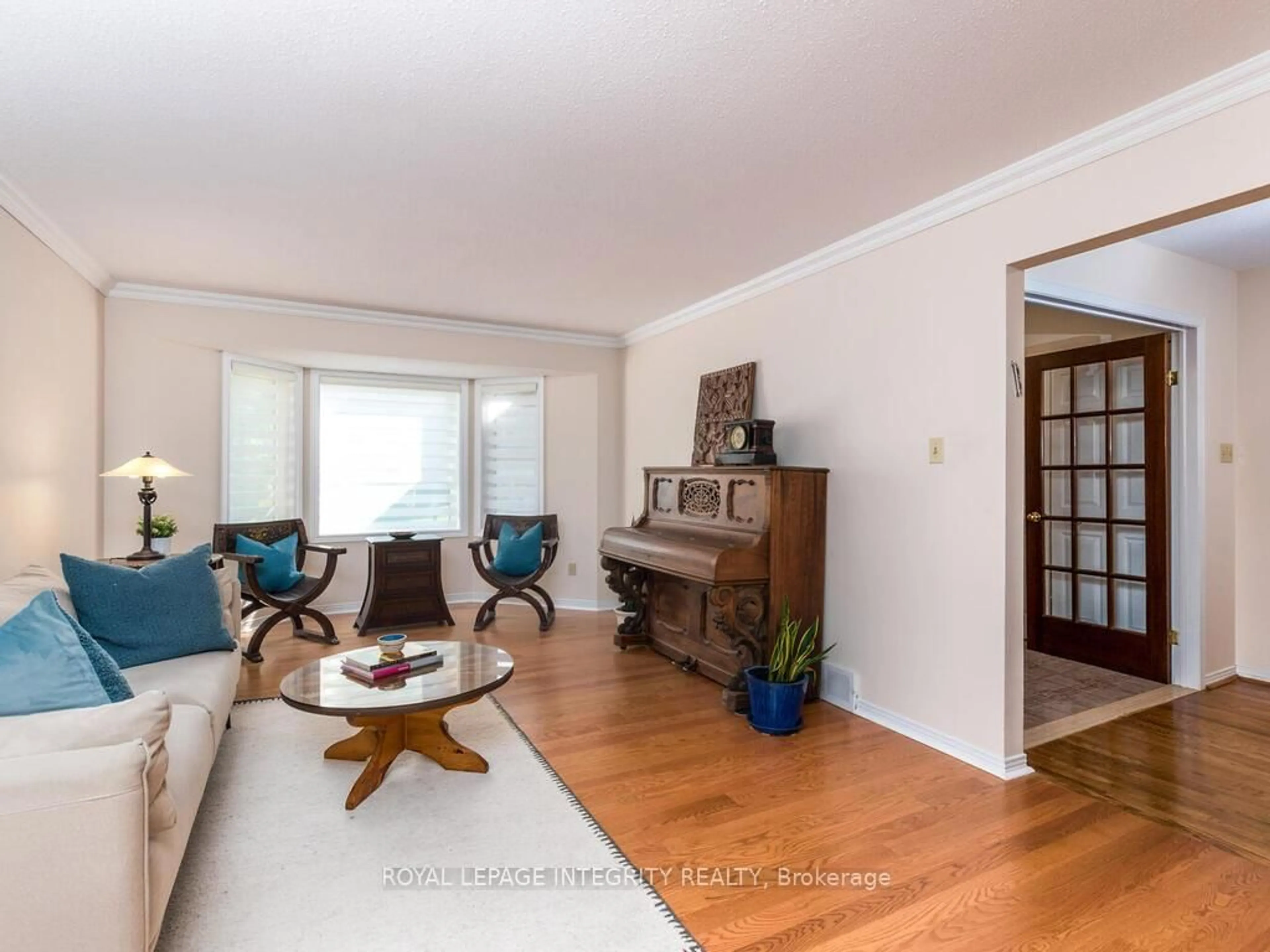 Living room with furniture, wood/laminate floor for 17 Arbuckle Cres, Ottawa Ontario K2G 5H1