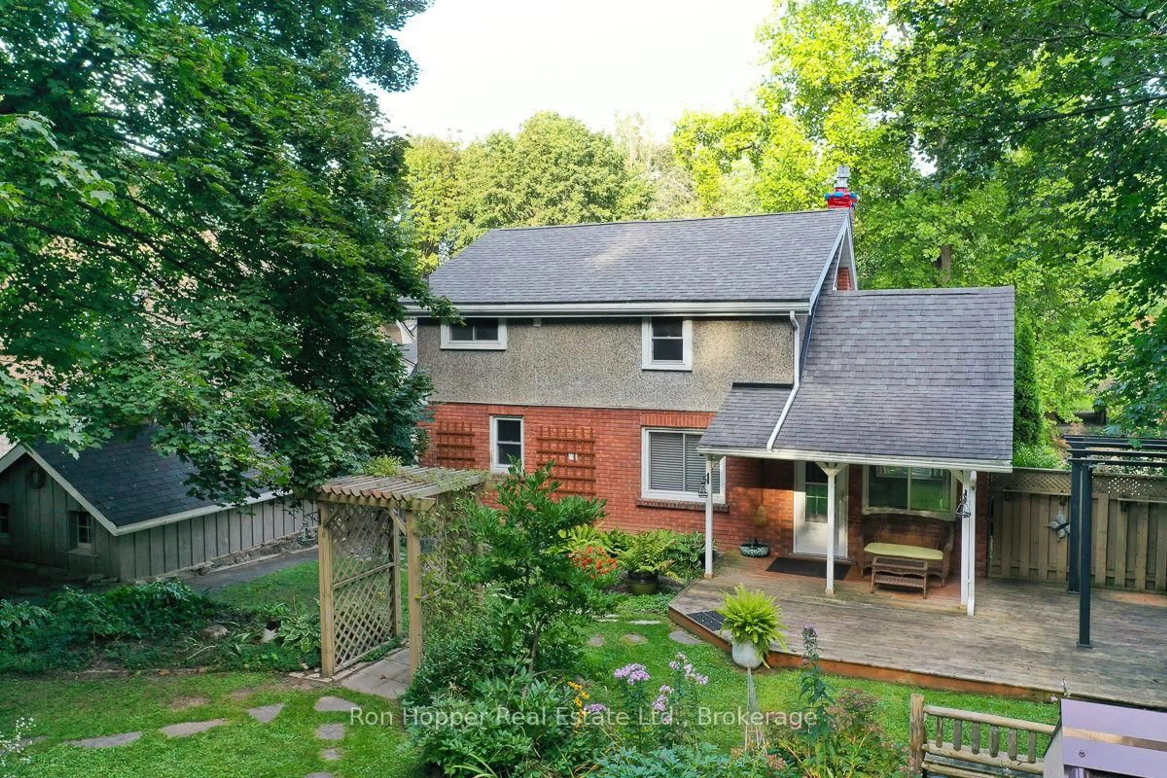 A pic from outside/outdoor area/front of a property/back of a property/a pic from drone, unknown for 768 3rd Ave. Ave, Owen Sound Ontario N4K 4P3