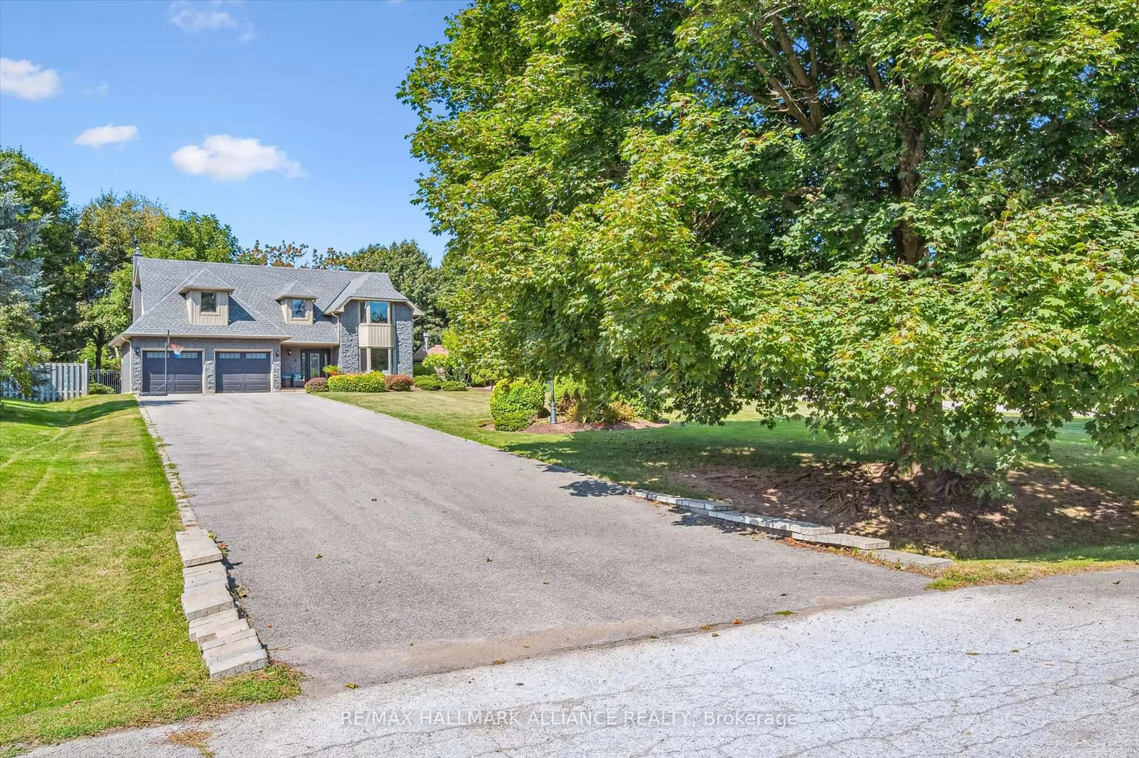 A pic from outside/outdoor area/front of a property/back of a property/a pic from drone, unknown for 6 Coachman Cres, Hamilton Ontario L8N 2Z7