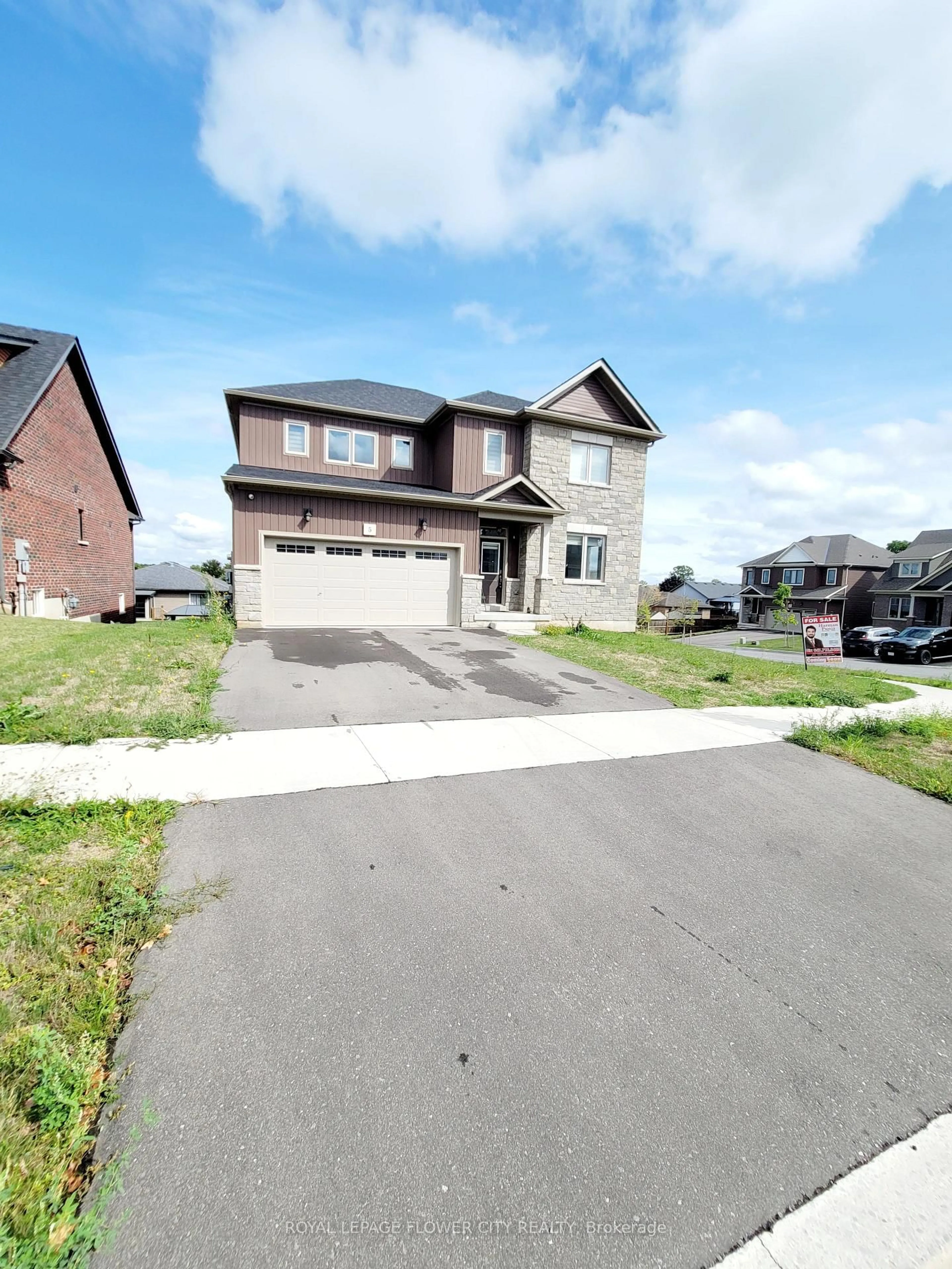 A pic from outside/outdoor area/front of a property/back of a property/a pic from drone, street for 5 Oriole Cres, Port Colborne Ontario L3K 6E2