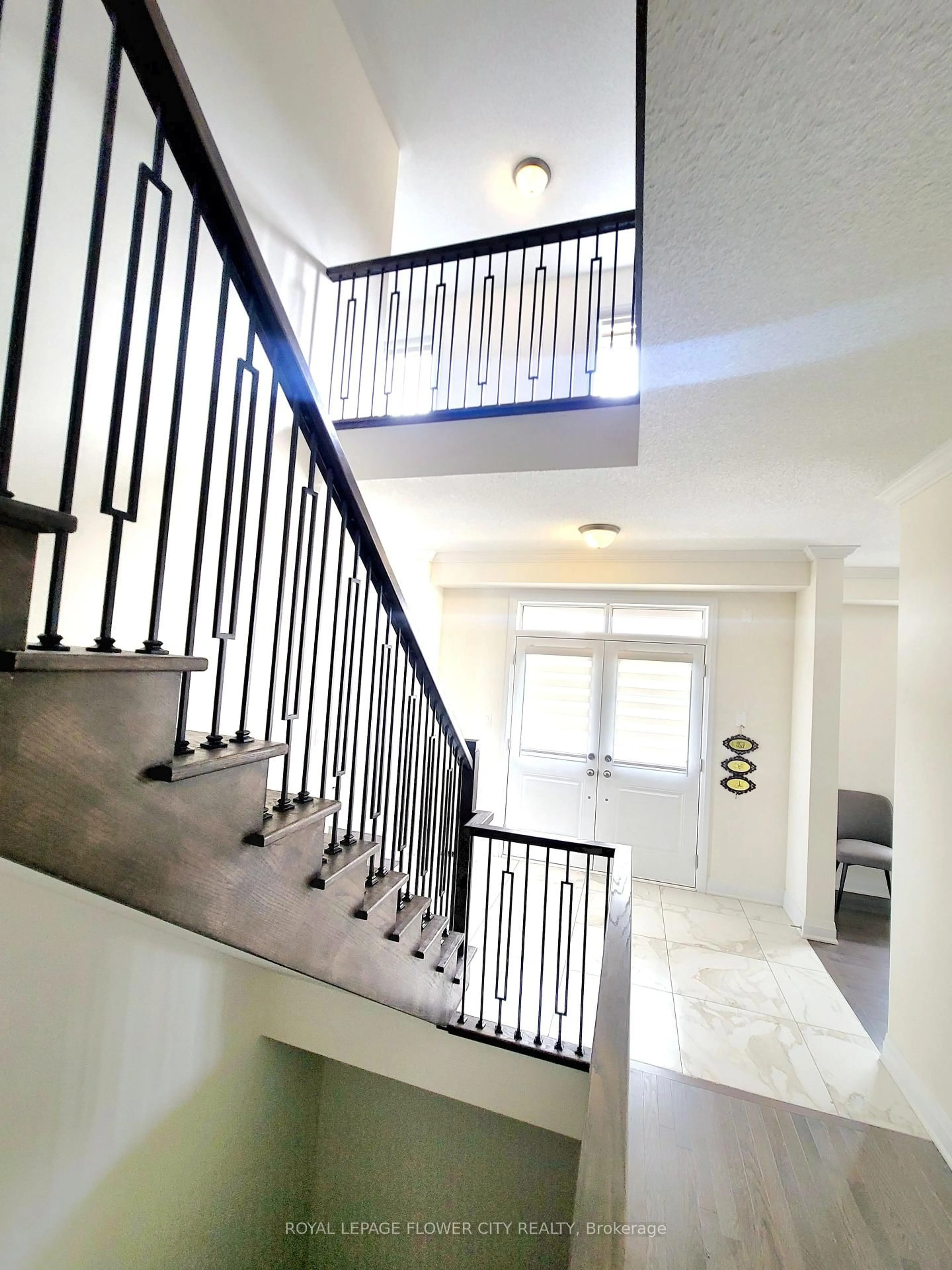 Indoor foyer for 5 Oriole Cres, Port Colborne Ontario L3K 6E2