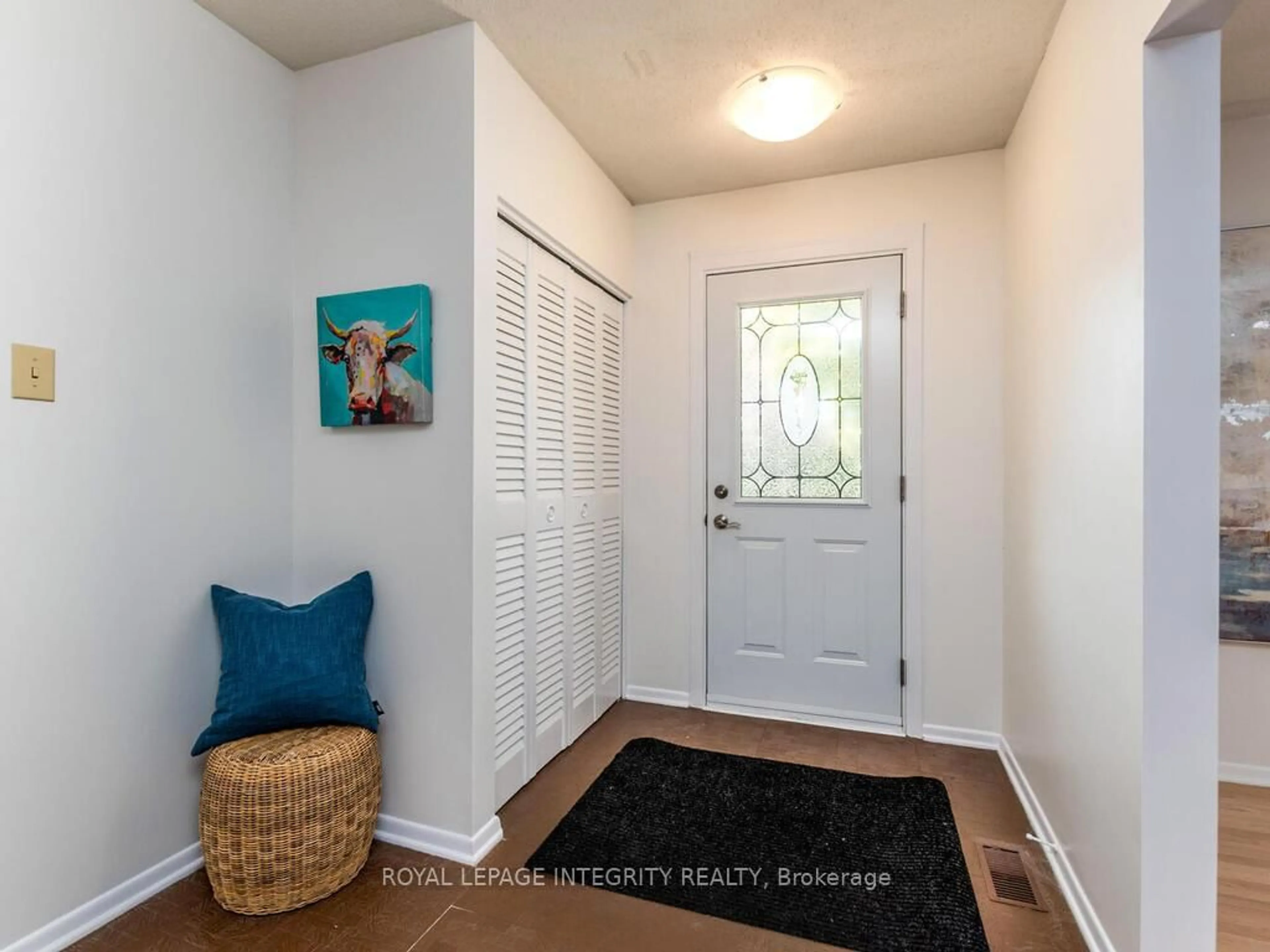 Indoor entryway for 2150 Dutton Cres, Ottawa Ontario K1J 6K4
