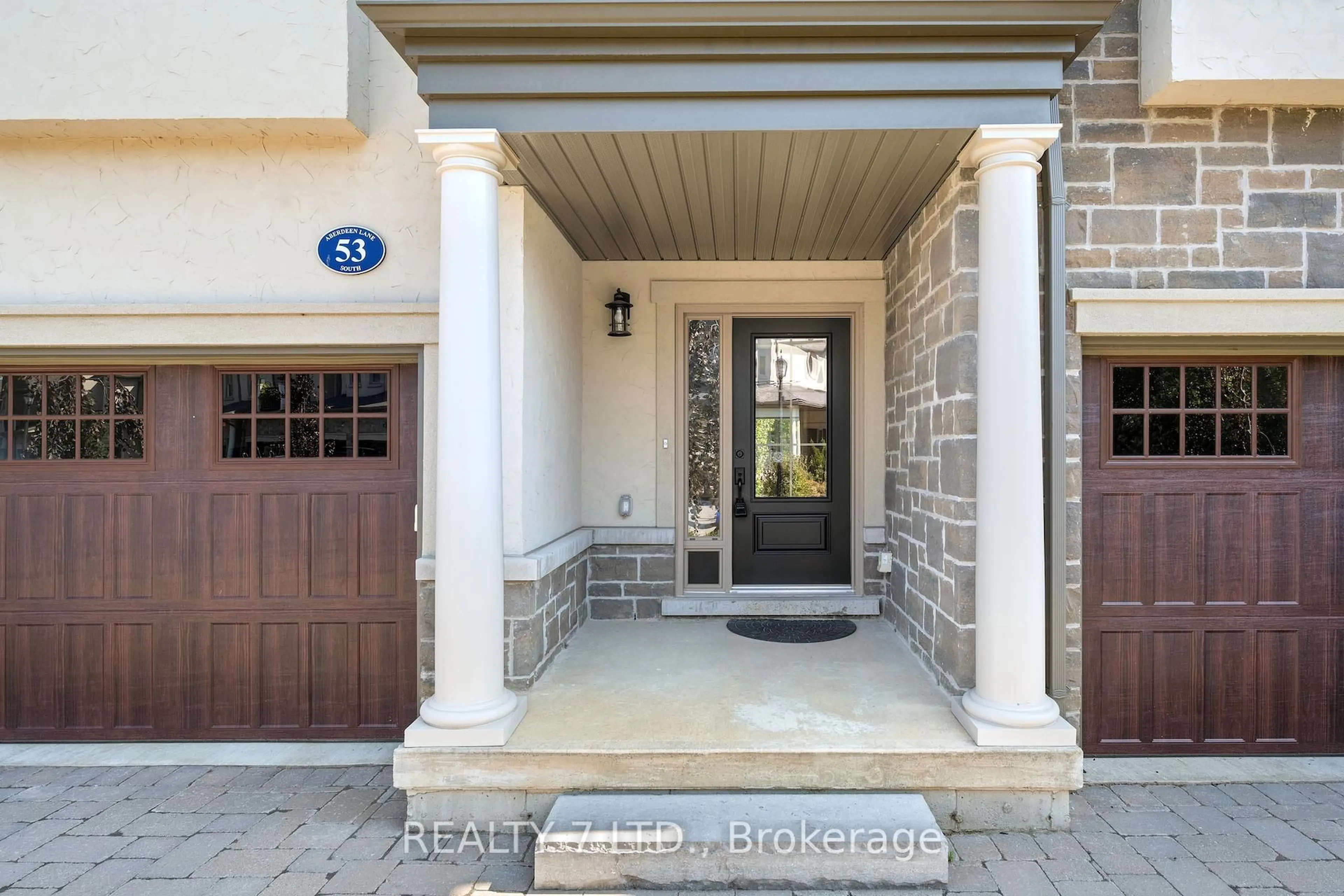 Indoor entryway for 53 ABERDEEN Lane, Niagara-on-the-Lake Ontario L0S 1J0