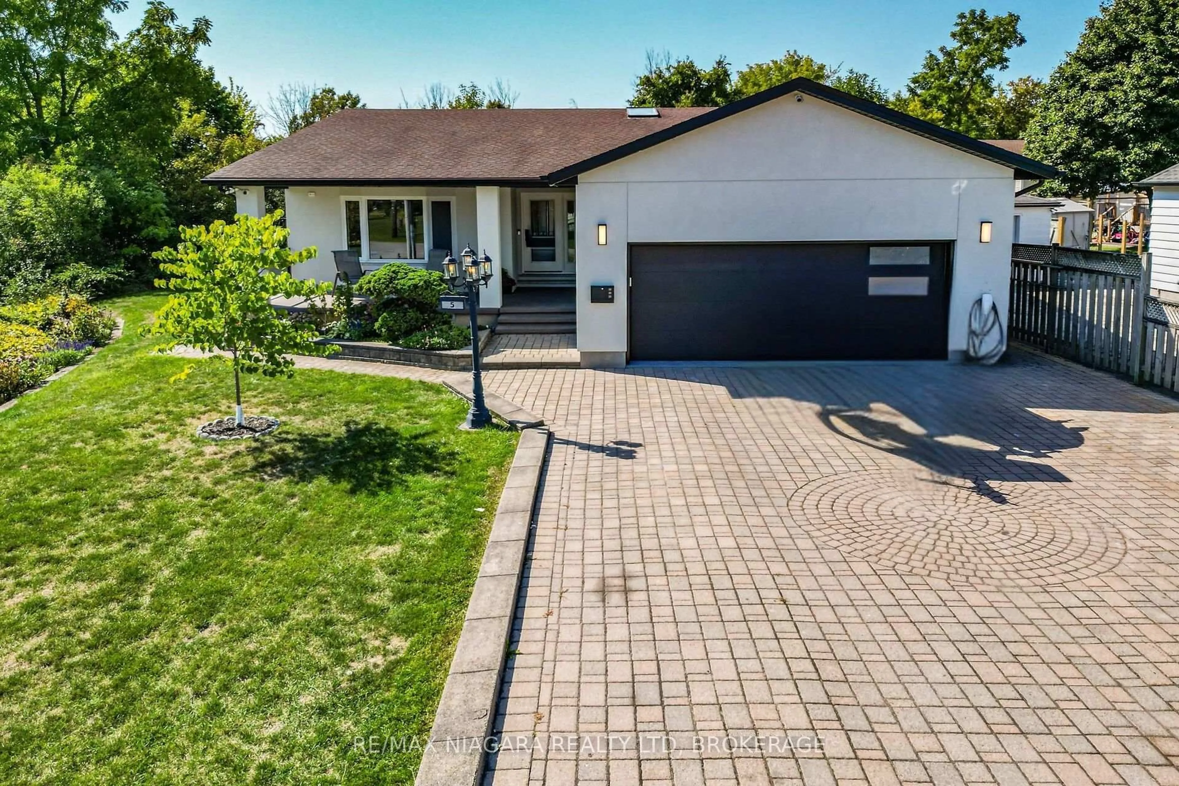 Home with brick exterior material, street for 5 Lucerne Pl, St. Catharines Ontario L2P 2E7
