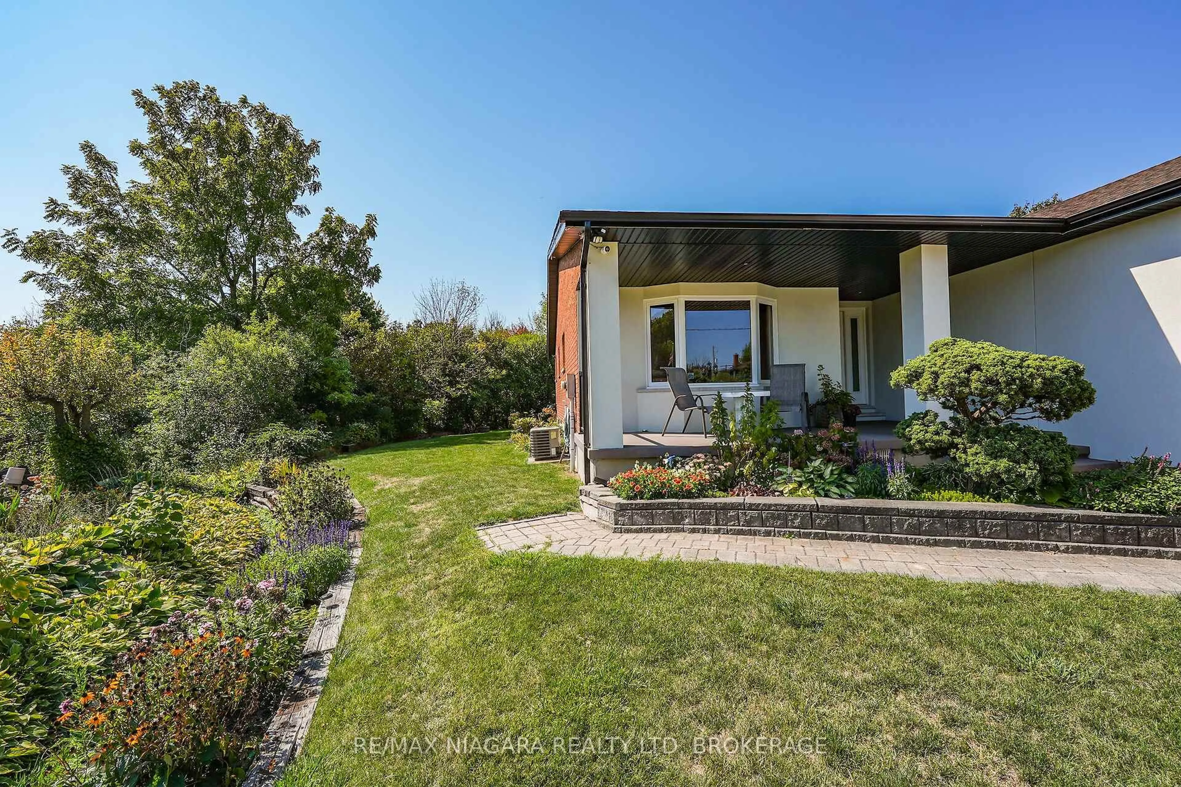 A pic from outside/outdoor area/front of a property/back of a property/a pic from drone, street for 5 Lucerne Pl, St. Catharines Ontario L2P 2E7