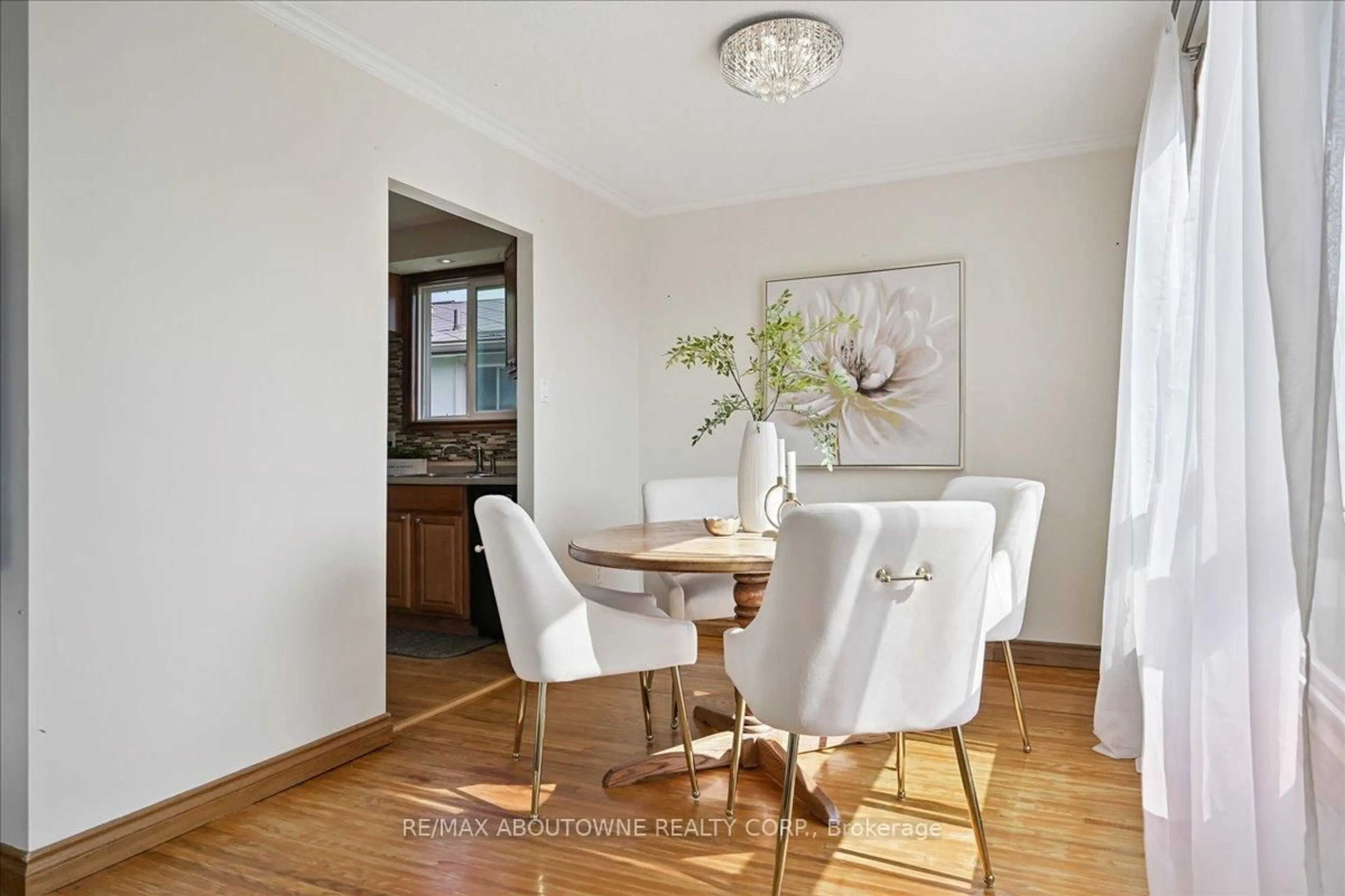Dining room, wood/laminate floor for 85 Birchcliffe Cres, Hamilton Ontario L8T 4K6
