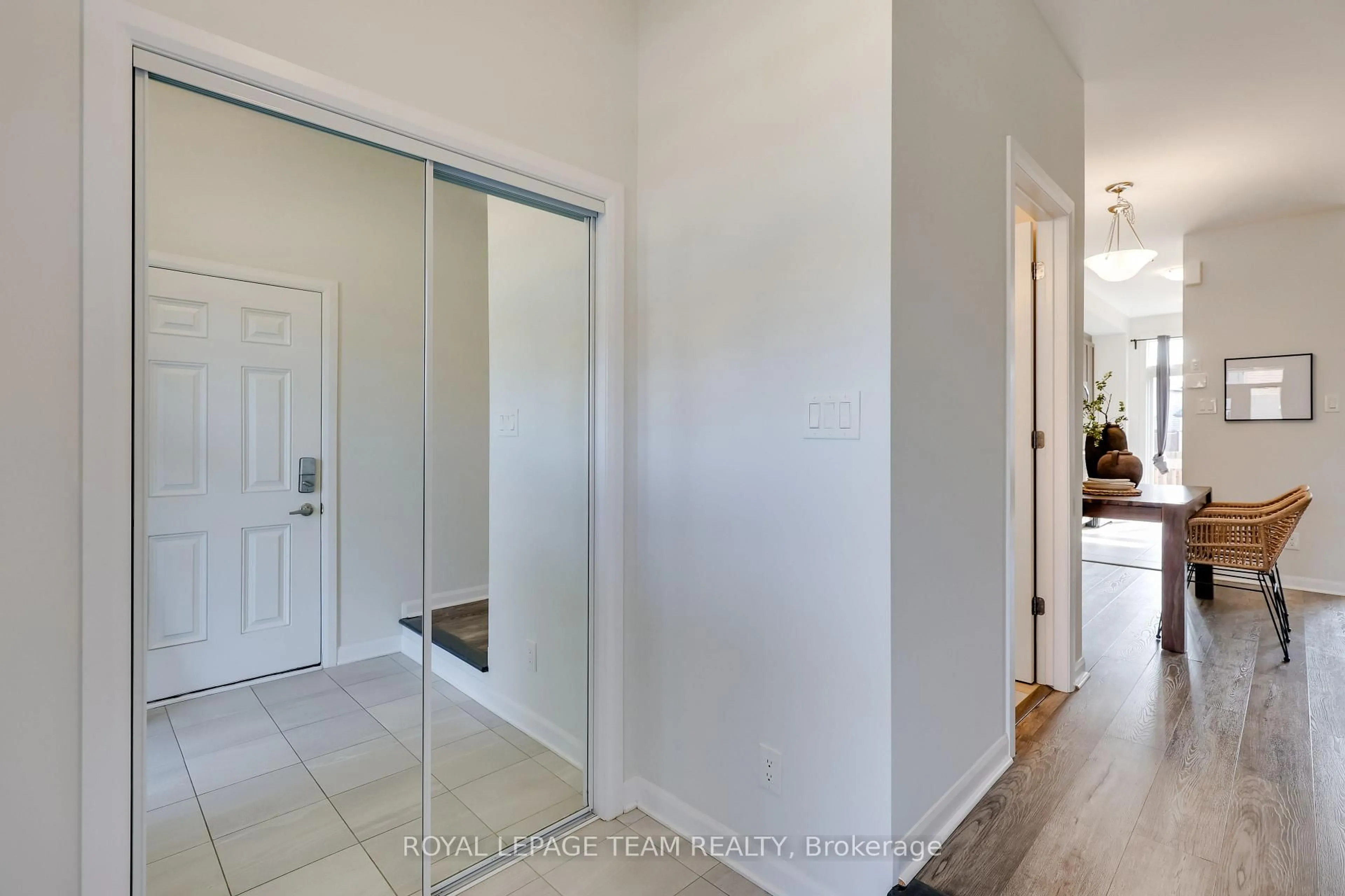 Indoor entryway for 90 Natare Pl, Ottawa Ontario K2T 0P2
