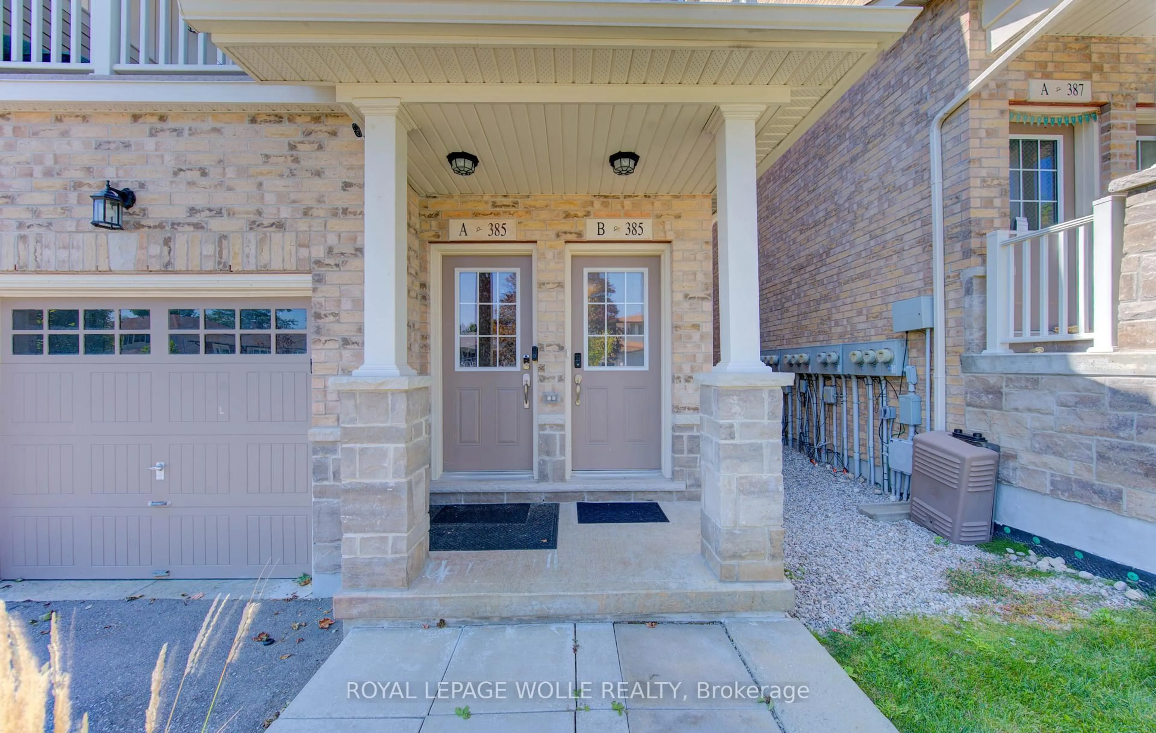 Indoor entryway for 385 Westwood Dr #B, Kitchener Ontario N2M 0B5