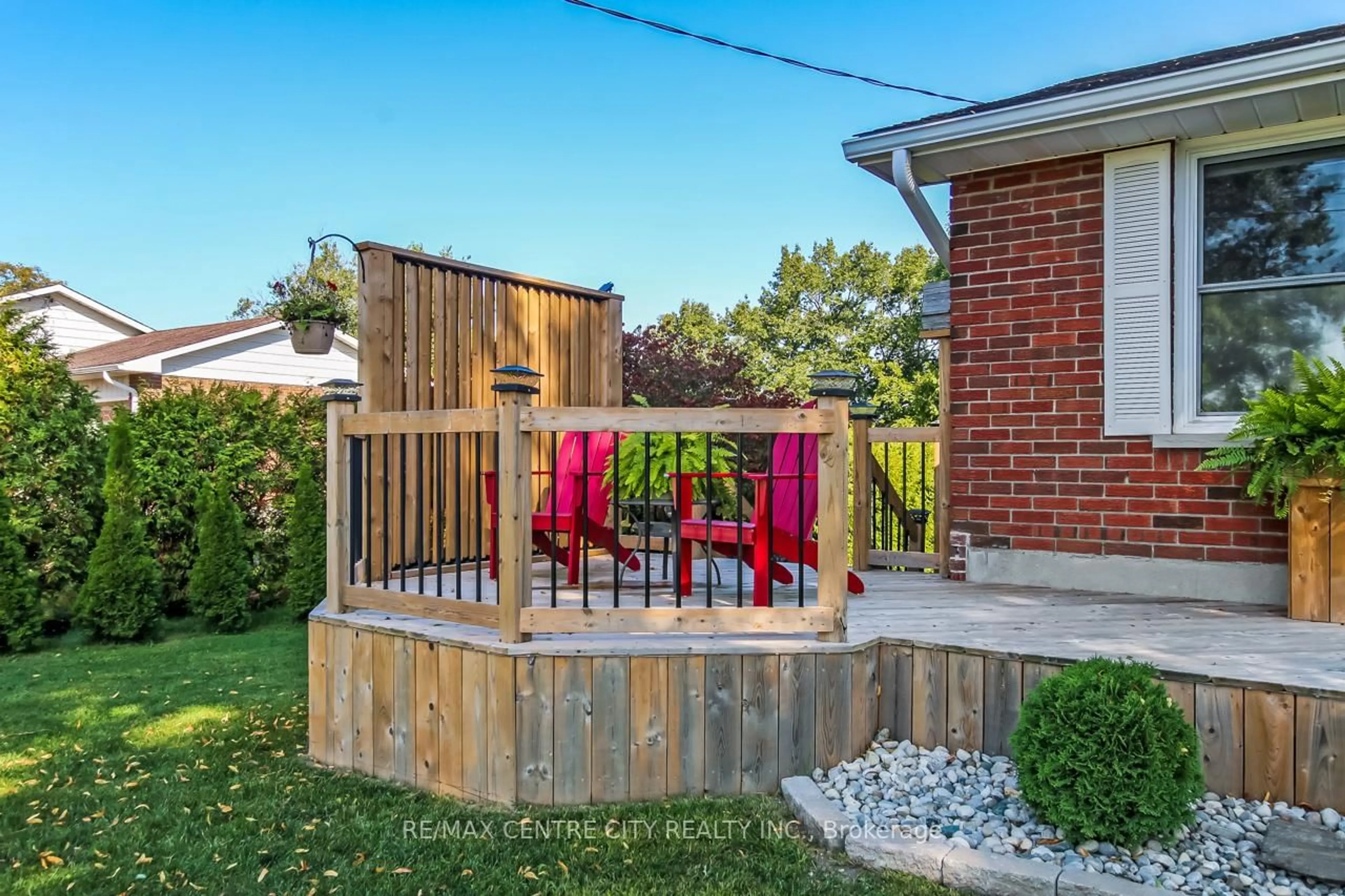 Patio, street for 42610 Walnut St, Central Elgin Ontario N0L 2L0