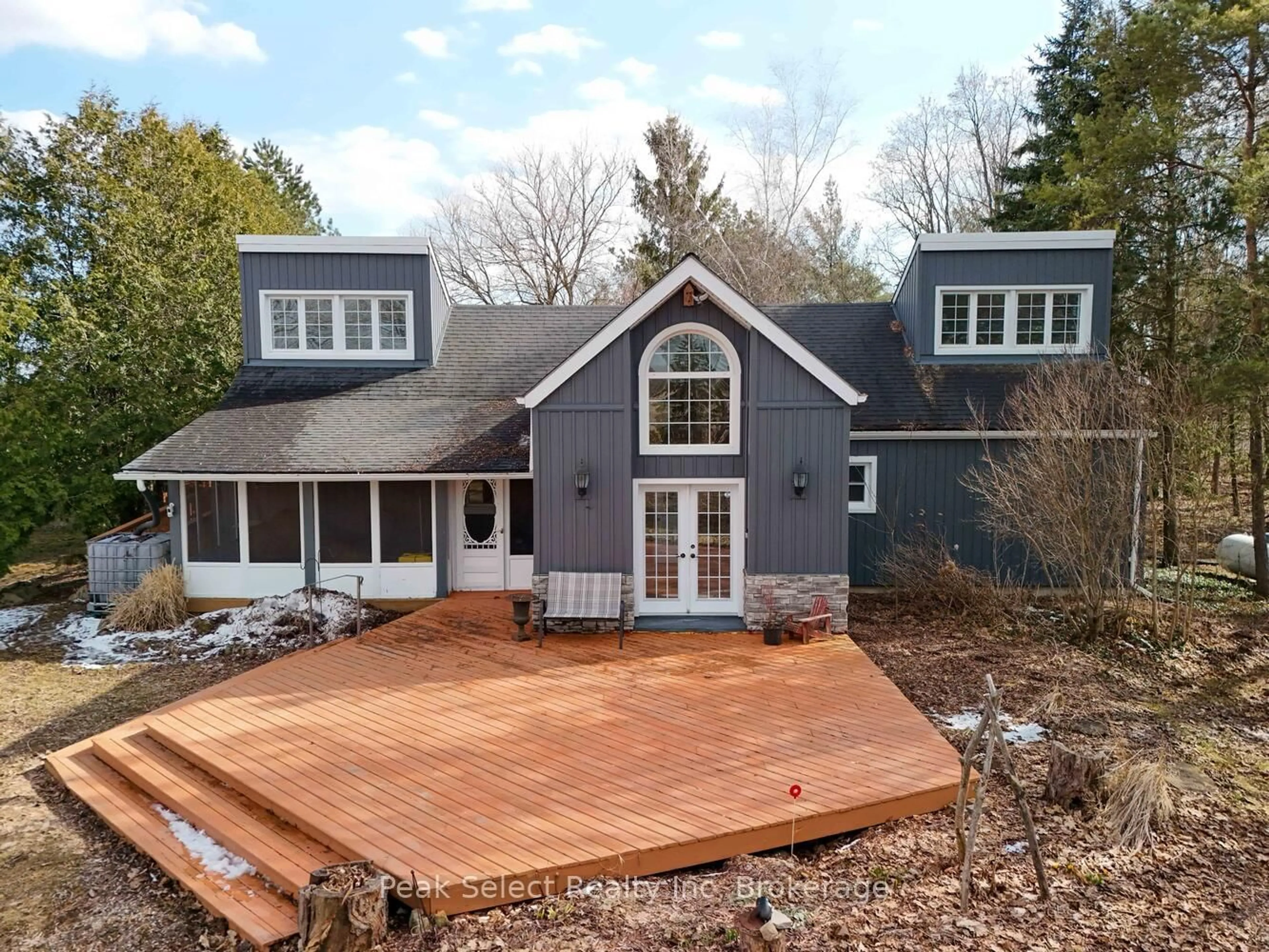 A pic from outside/outdoor area/front of a property/back of a property/a pic from drone, unknown for 4903 Whalen Line, Lucan Biddulph Ontario N0M 1V0