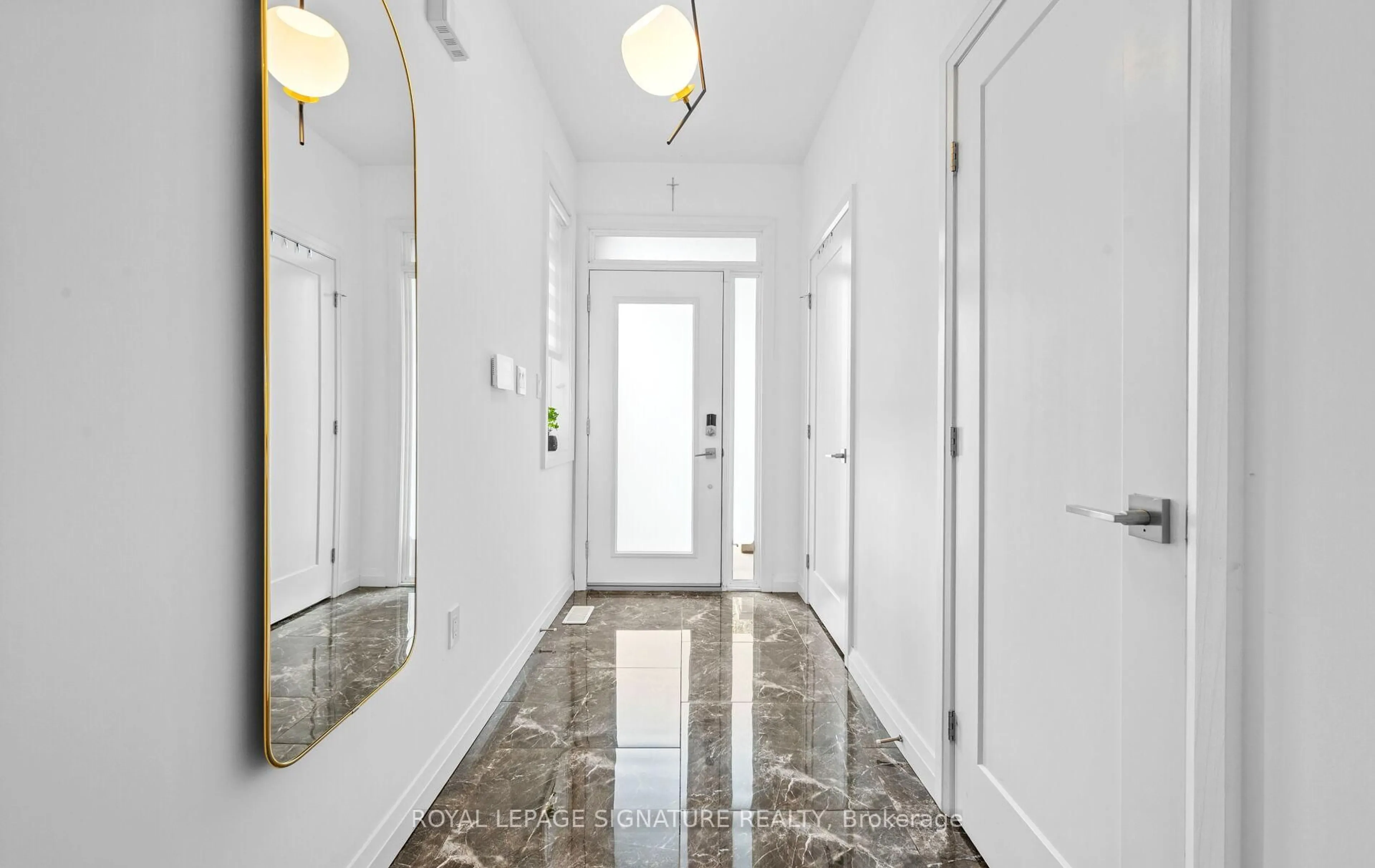 Indoor foyer for 35 Midhurst Hts #22, Hamilton Ontario L8J 0K9