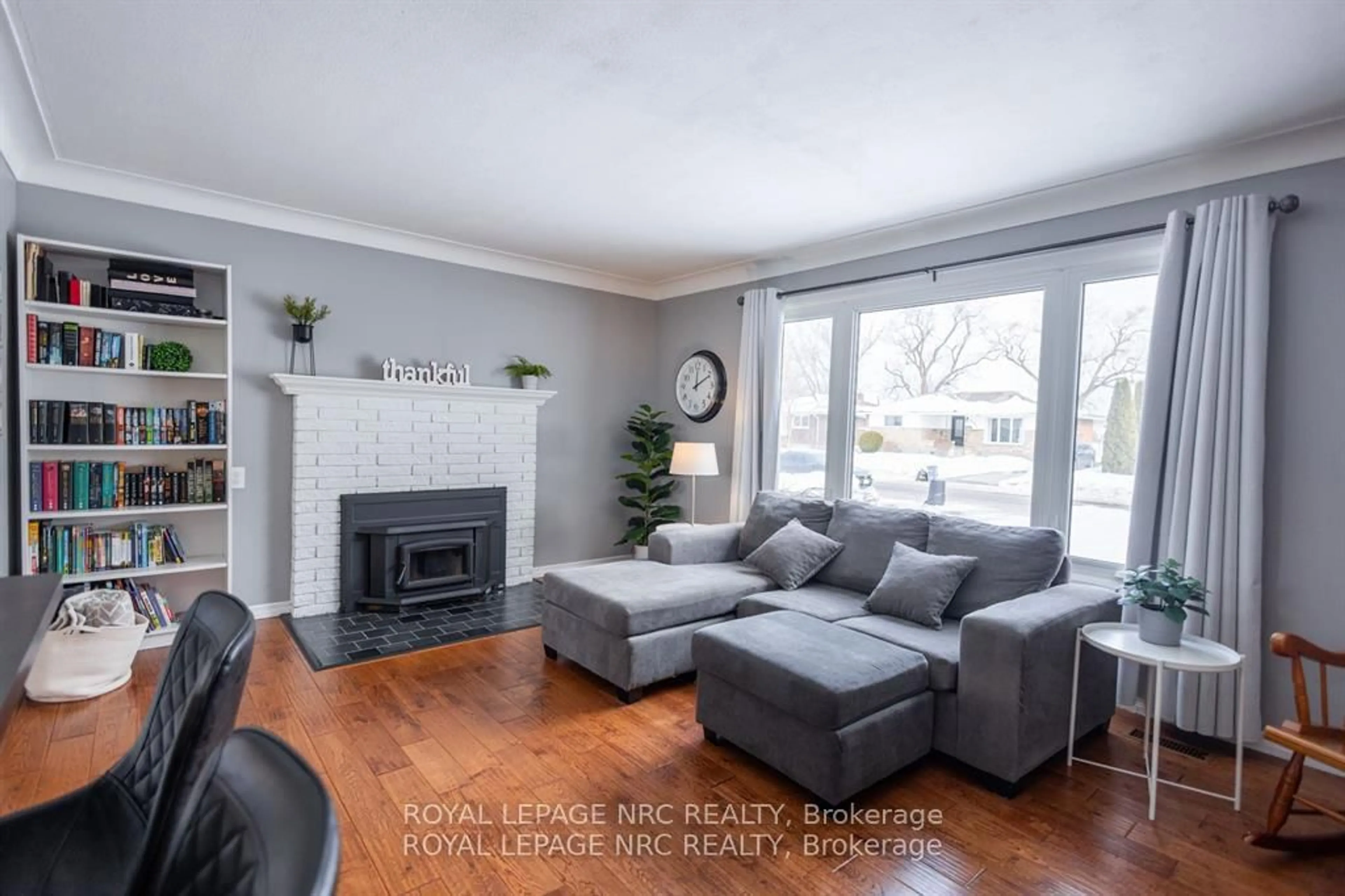 Living room with furniture, wood/laminate floor for 8599 Furlong Ave, Niagara Falls Ontario L2G 6W9