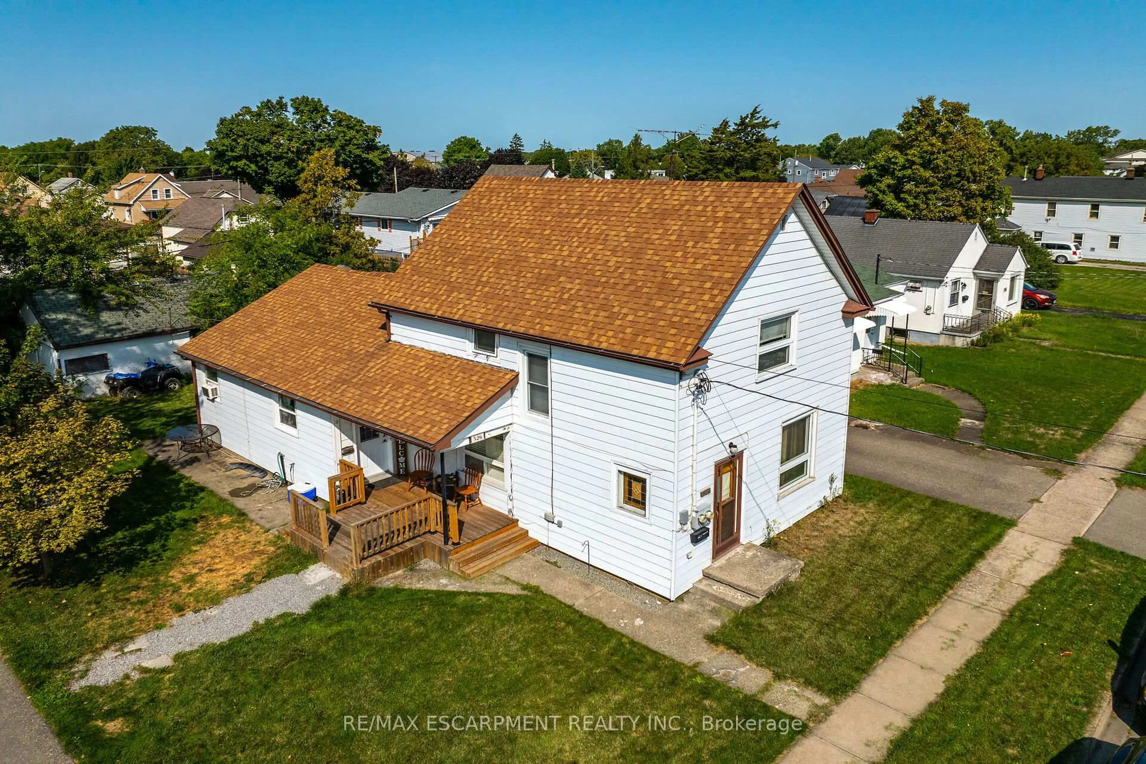 A pic from outside/outdoor area/front of a property/back of a property/a pic from drone, building for 526 Steele St, Port Colborne Ontario L3K 4Y3