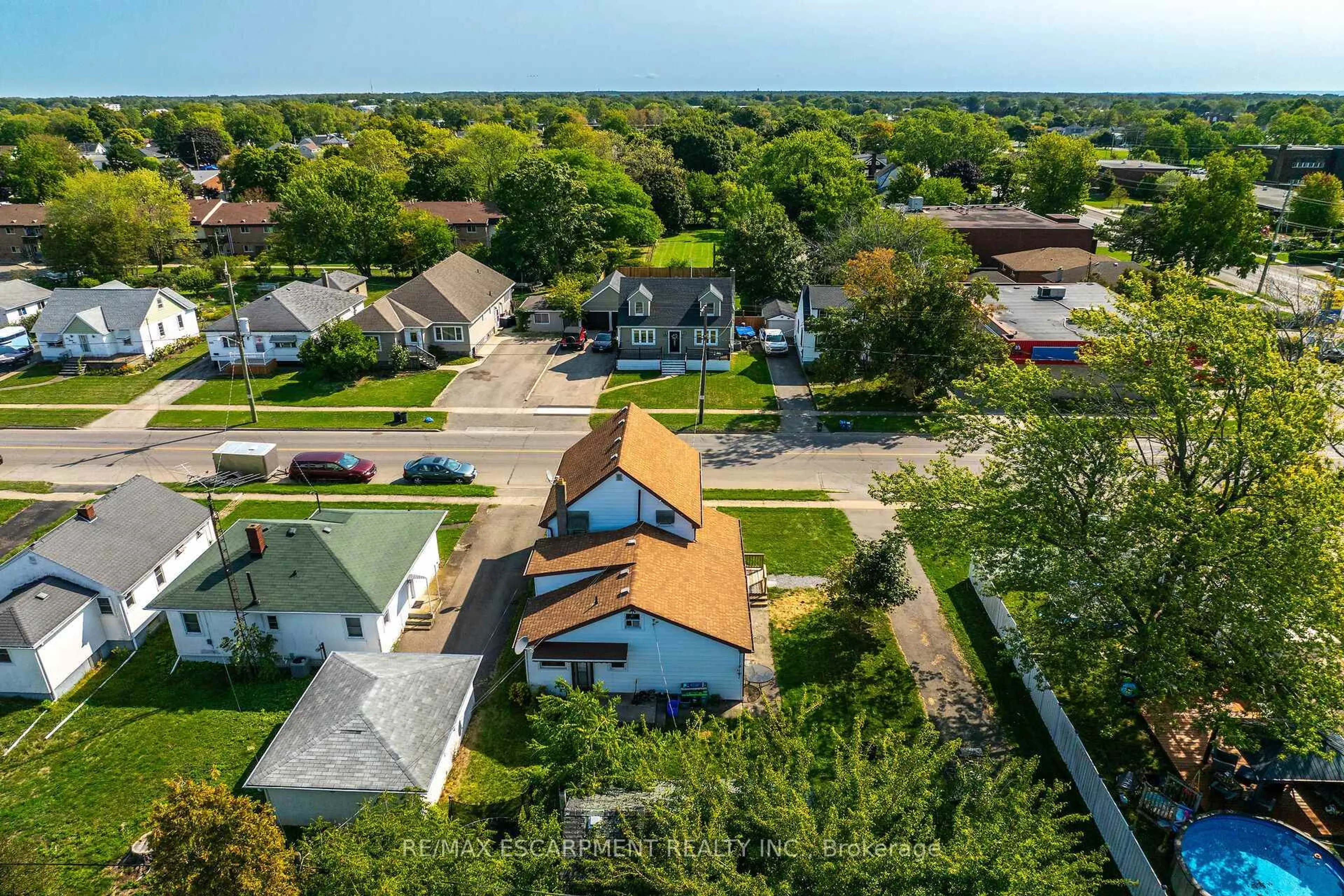 A pic from outside/outdoor area/front of a property/back of a property/a pic from drone, street for 526 Steele St, Port Colborne Ontario L3K 4Y3