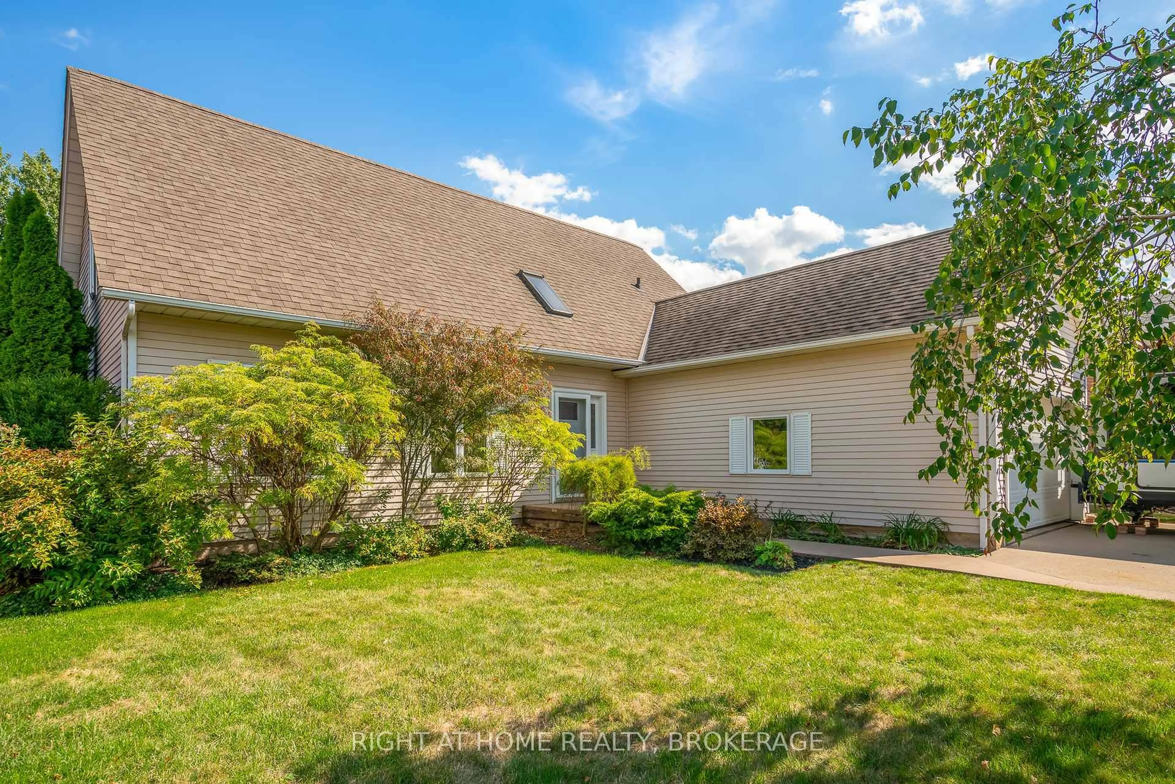 A pic from outside/outdoor area/front of a property/back of a property/a pic from drone, street for 11 N Service Rd, Grimsby Ontario L3M 4M4