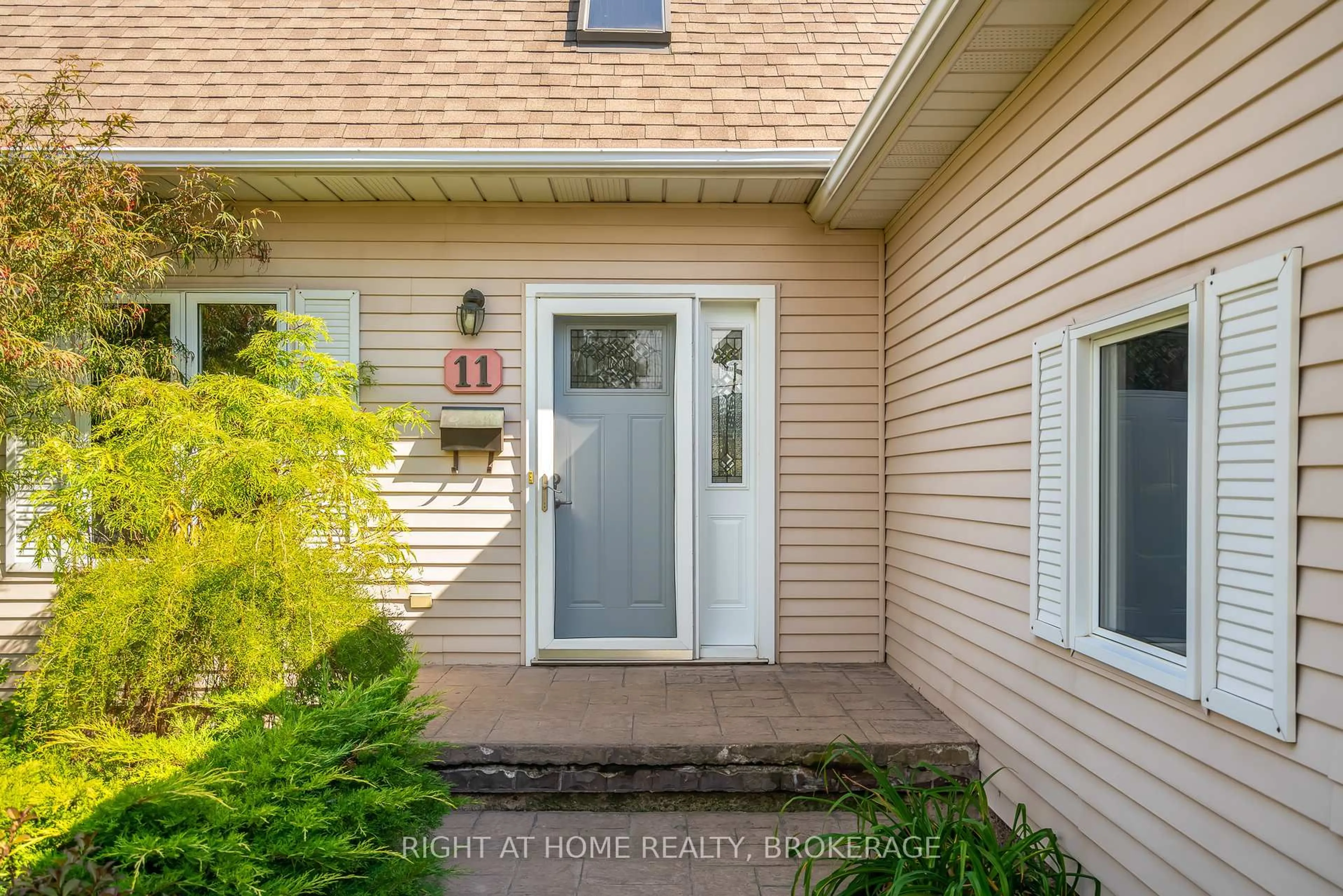 Indoor entryway for 11 N Service Rd, Grimsby Ontario L3M 4M4