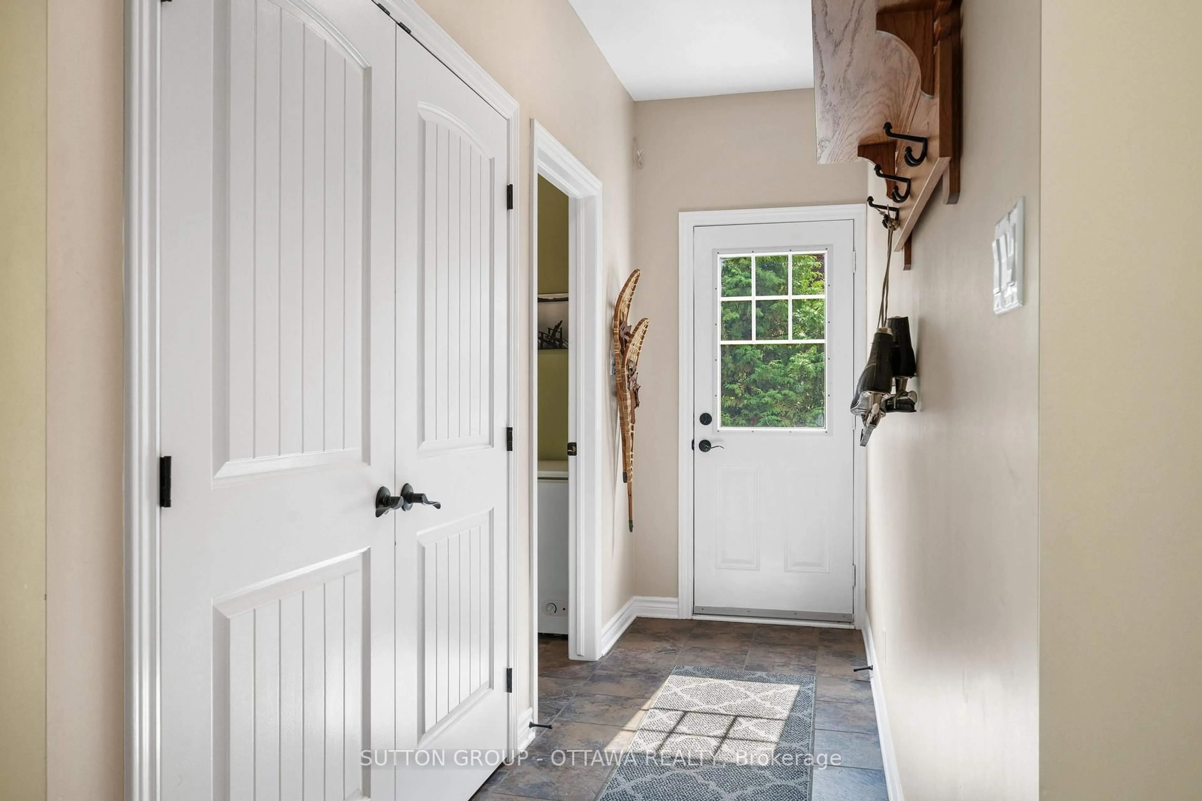 Indoor entryway for 26 B12 Rd, Rideau Lakes Ontario K0G 1L0