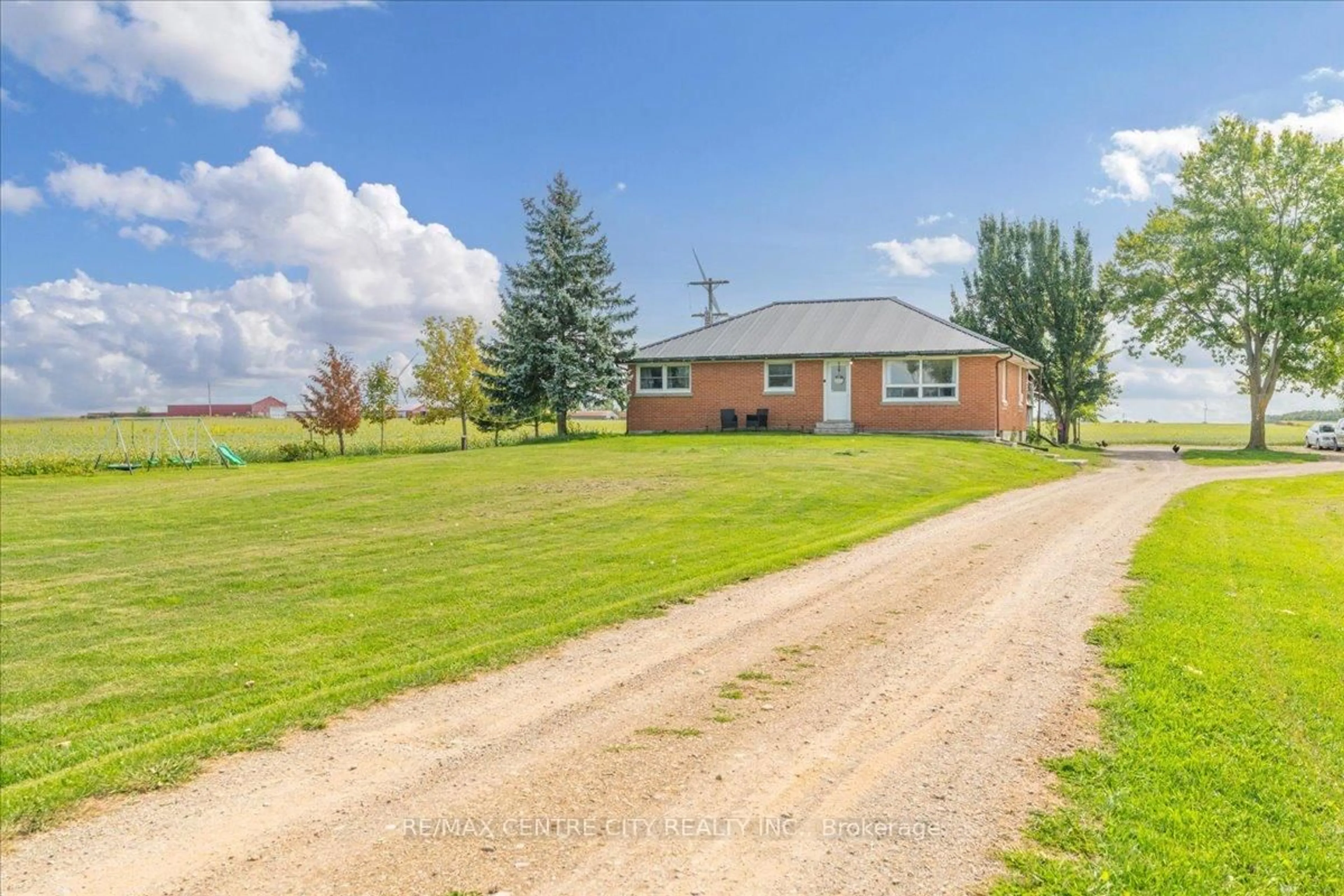 A pic from outside/outdoor area/front of a property/back of a property/a pic from drone, street for 2875 Cuddy Dr, Adelaide Metcalfe Ontario N7G 3H6