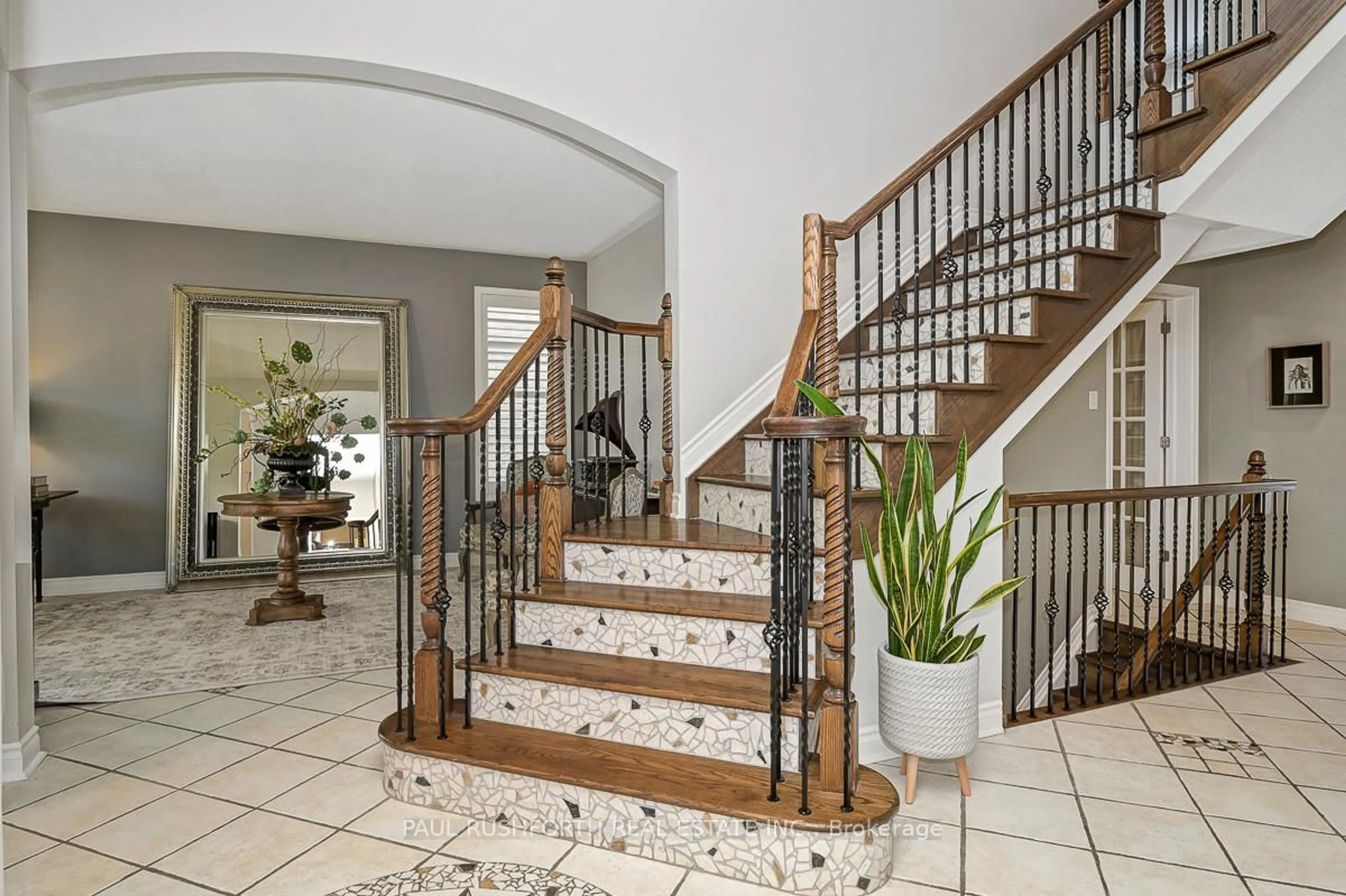 Indoor foyer for 2410 Des Pruches Ave, Orleans Ontario K1W 1K7