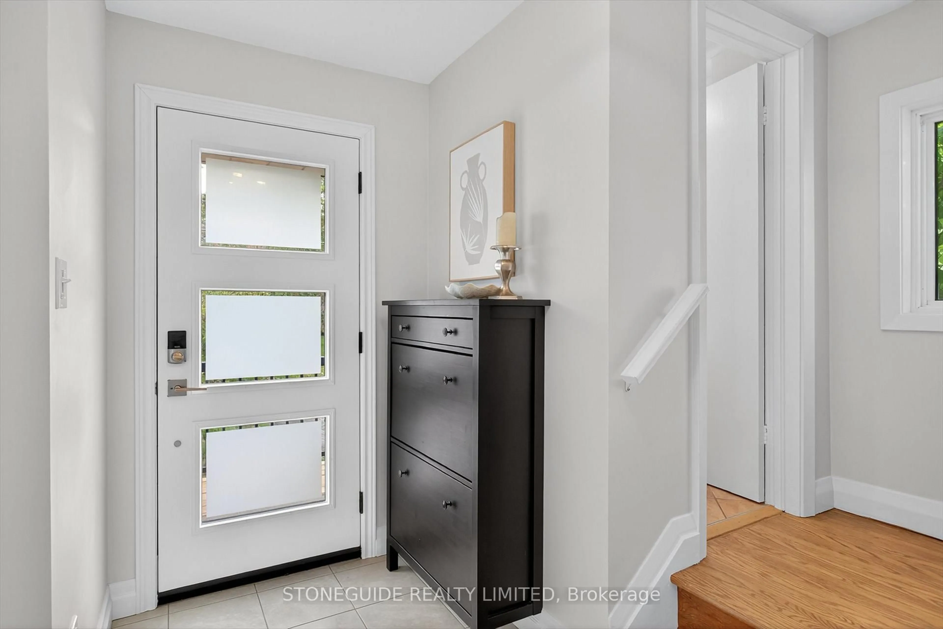 Indoor entryway for 754 Hopkins Ave, Peterborough Ontario K9J 4Y5