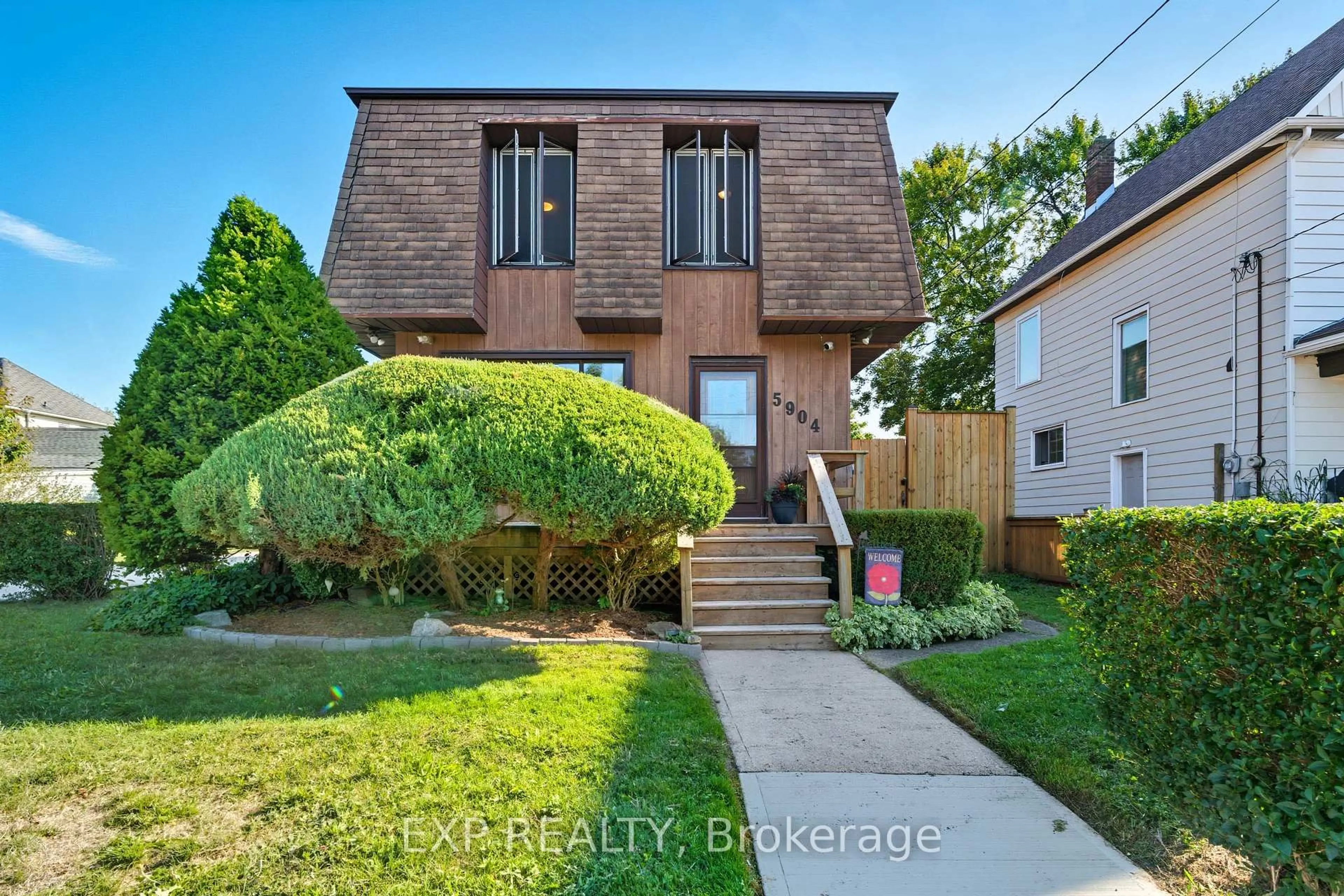 Home with brick exterior material, street for 5904 Prospect St, Niagara Falls Ontario L2G 1G8