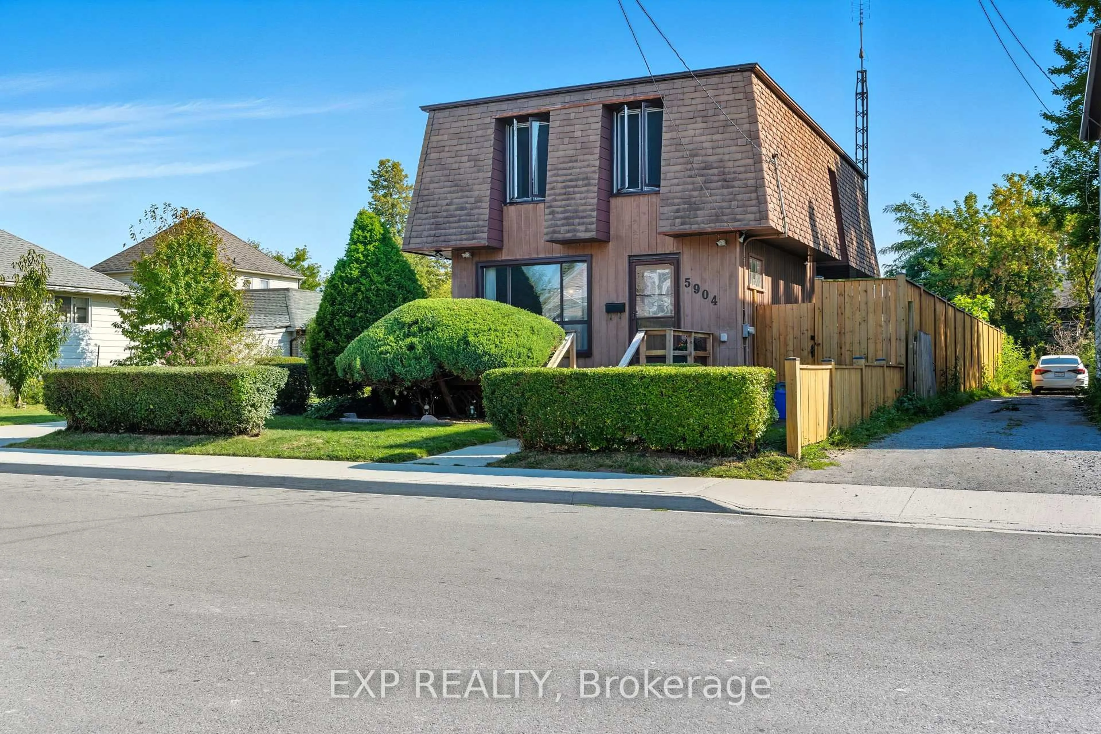A pic from outside/outdoor area/front of a property/back of a property/a pic from drone, street for 5904 Prospect St, Niagara Falls Ontario L2G 1G8