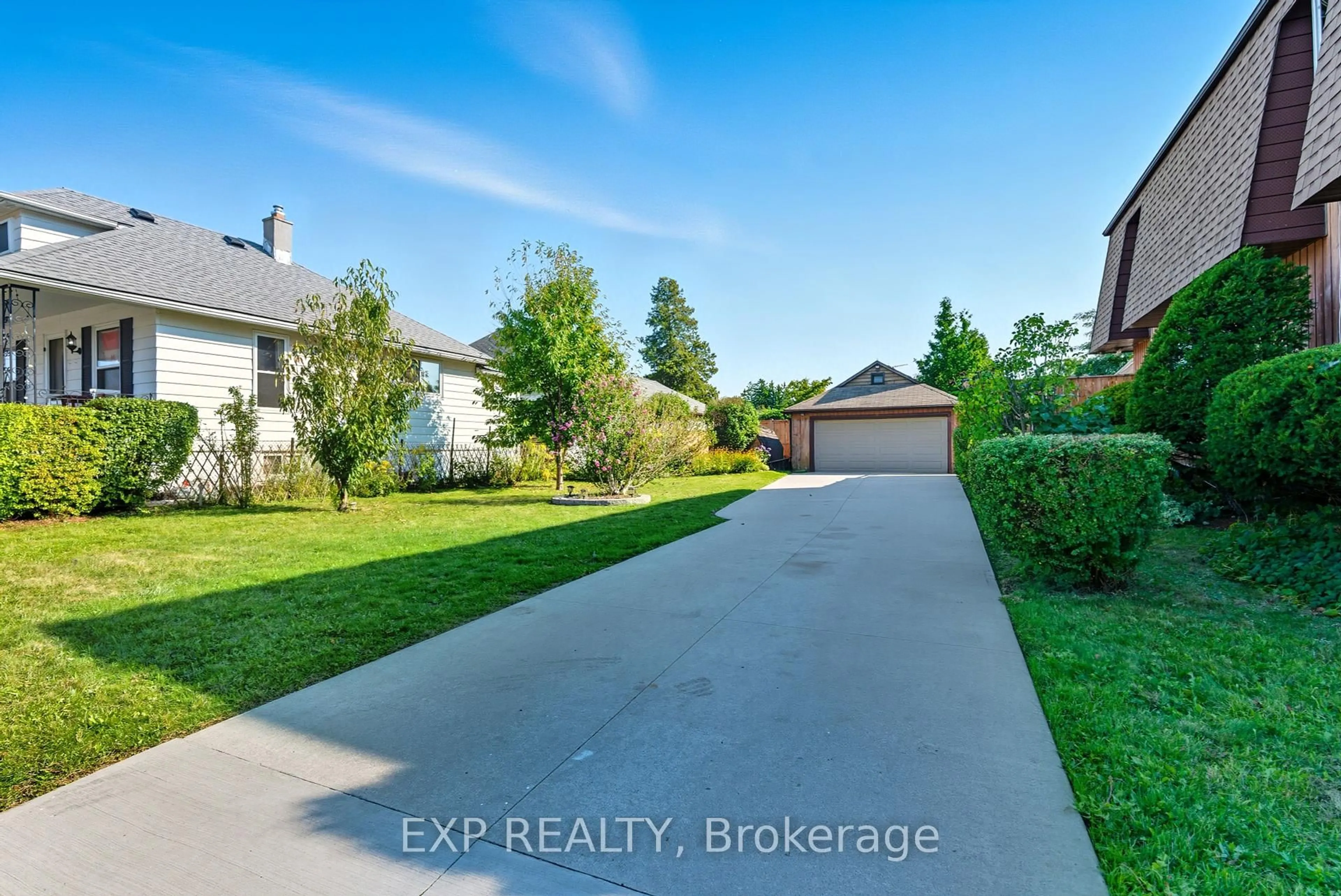 A pic from outside/outdoor area/front of a property/back of a property/a pic from drone, street for 5904 Prospect St, Niagara Falls Ontario L2G 1G8