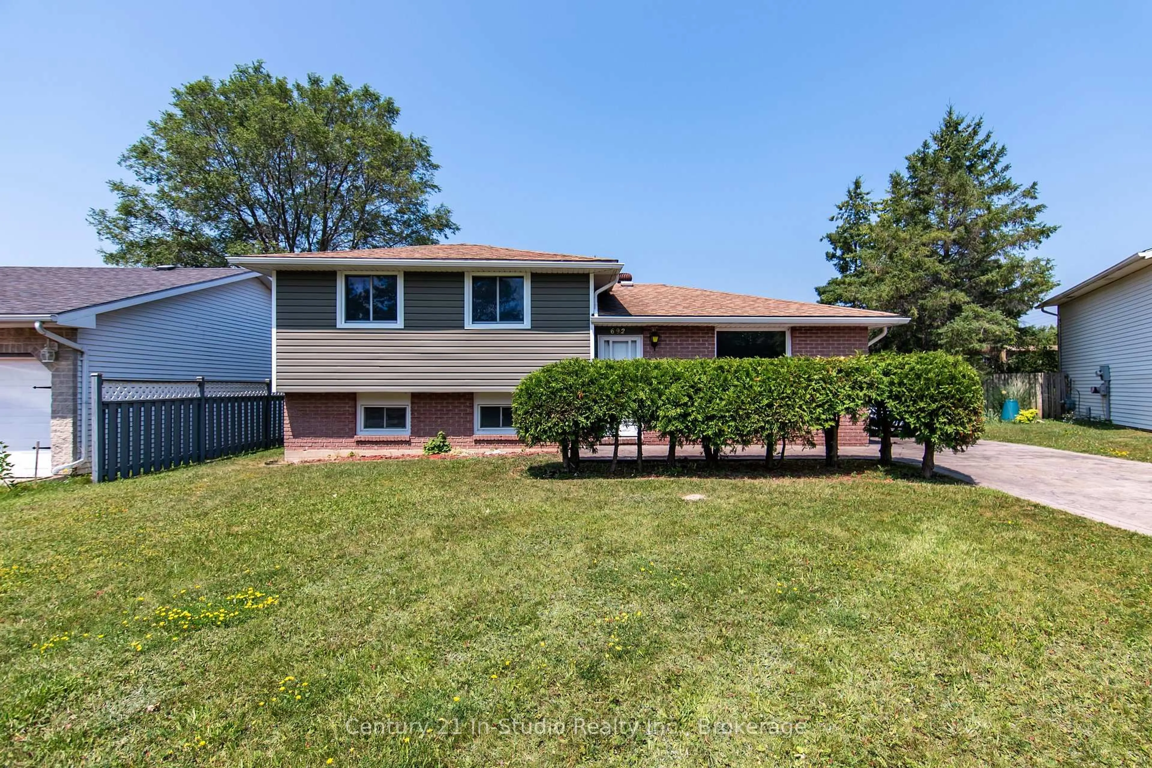 Home with vinyl exterior material, street for 692 Johnston Cres, Kincardine Ontario N2Z 1S4