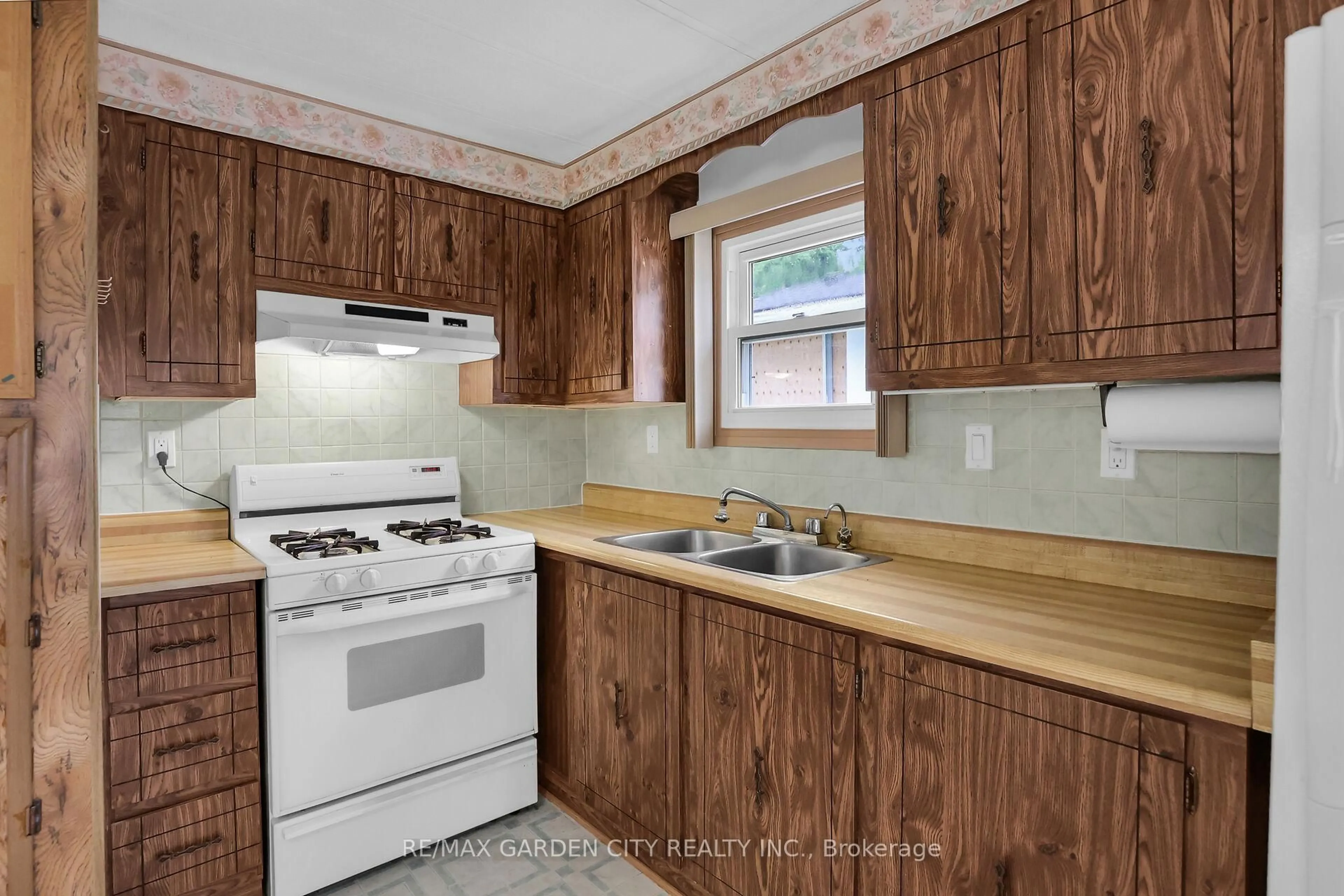 Standard kitchen, unknown for 23 Four Mile Creek Rd #315, Niagara-on-the-Lake Ontario L0S 1J1