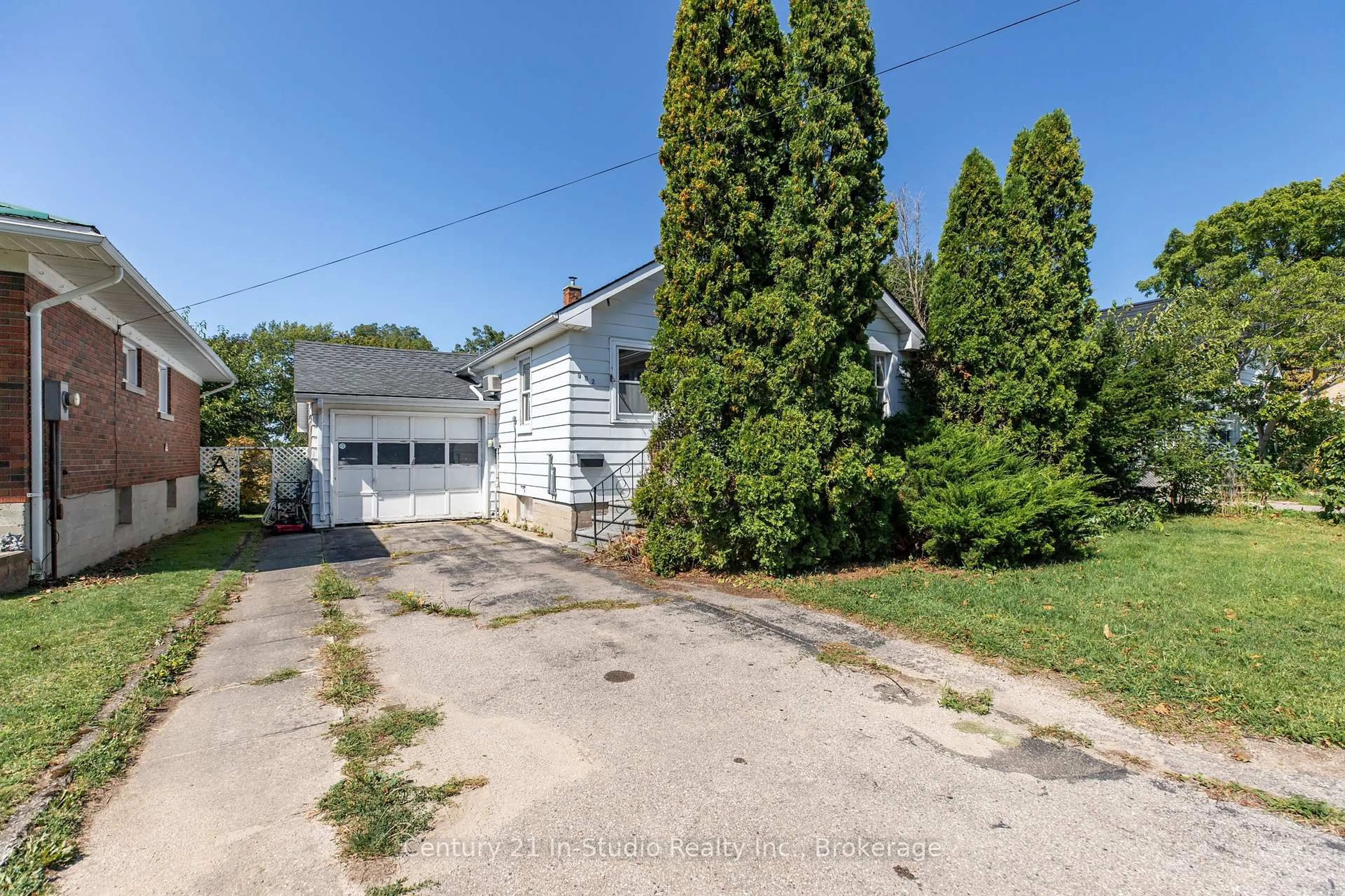 A pic from outside/outdoor area/front of a property/back of a property/a pic from drone, street for 902 Huron Terr, Kincardine Ontario N2Z 2Y1