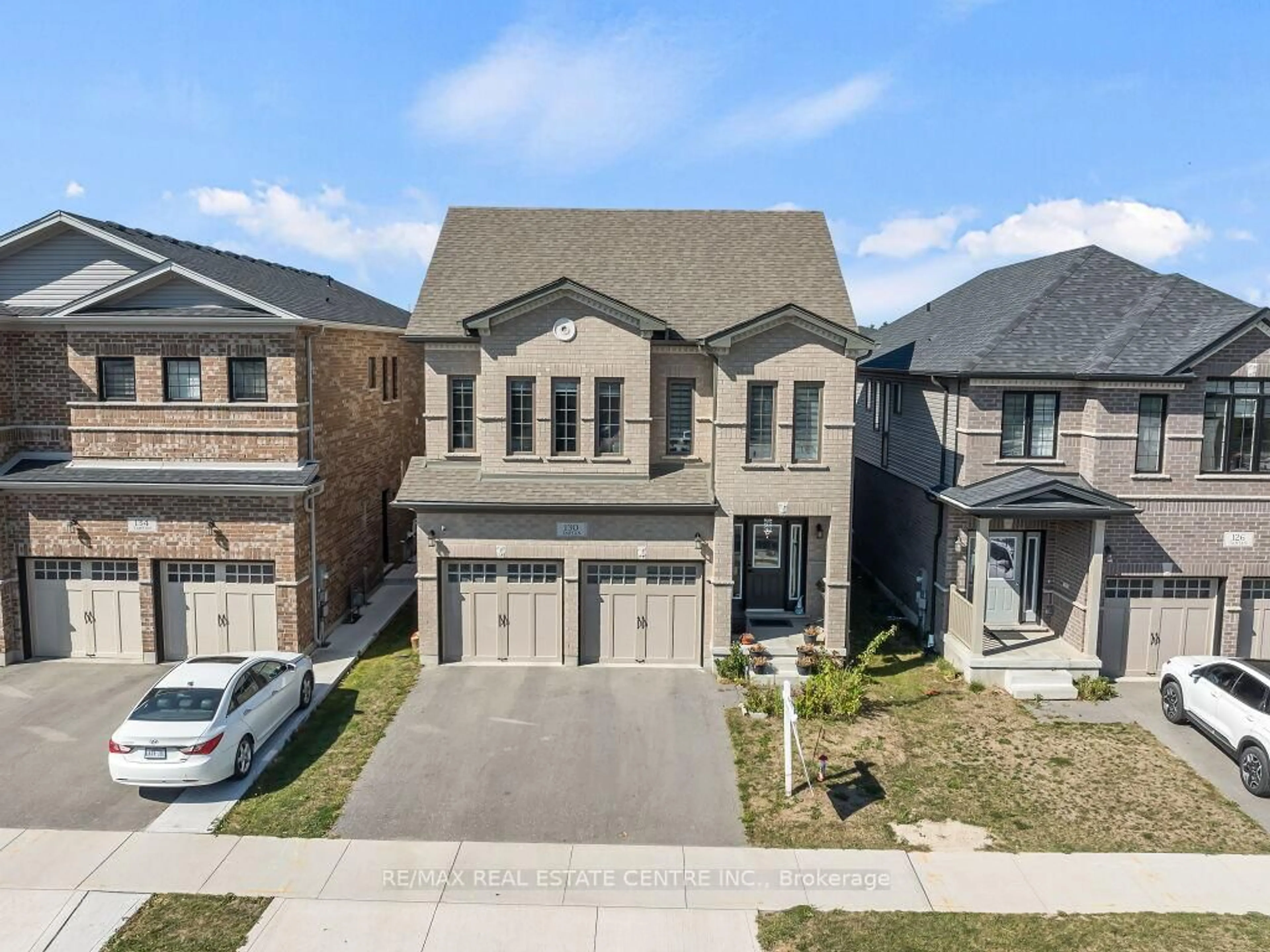 A pic from outside/outdoor area/front of a property/back of a property/a pic from drone, street for 130 Tartan Ave, Kitchener Ontario N2R 0N4