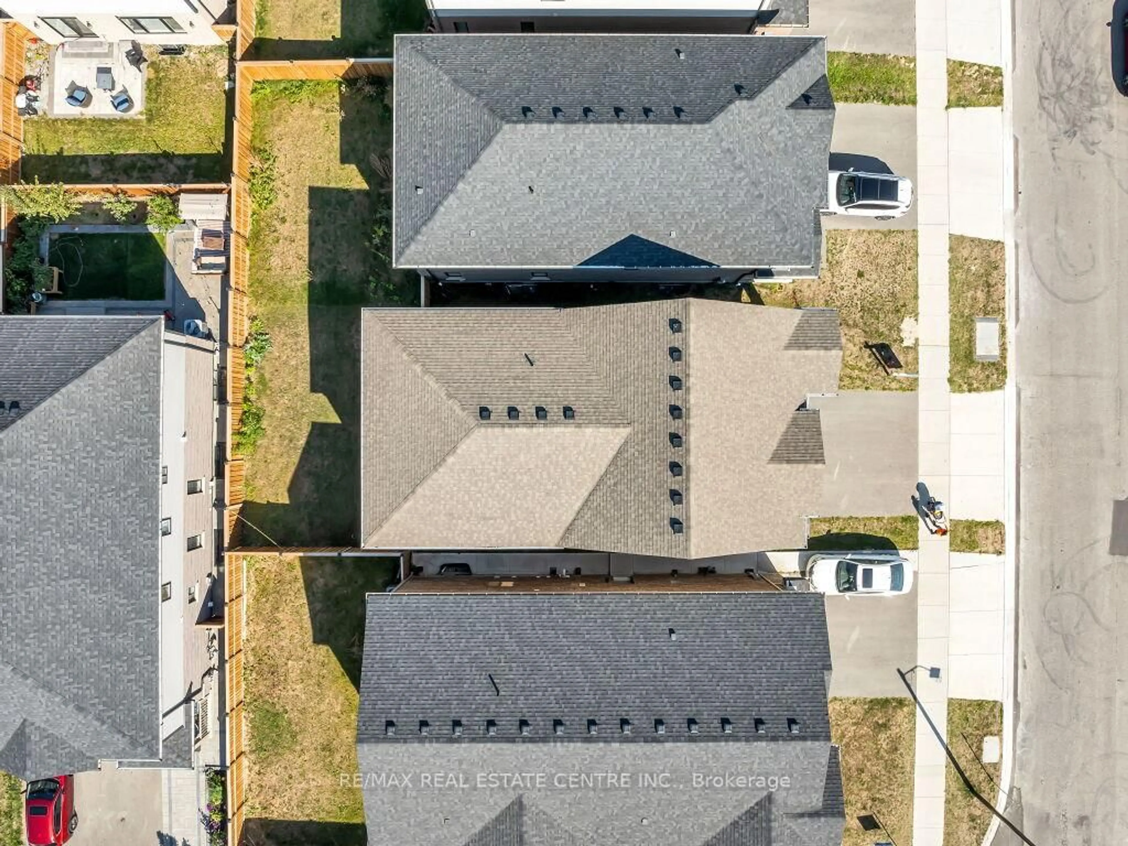 A pic from outside/outdoor area/front of a property/back of a property/a pic from drone, street for 130 Tartan Ave, Kitchener Ontario N2R 0N4