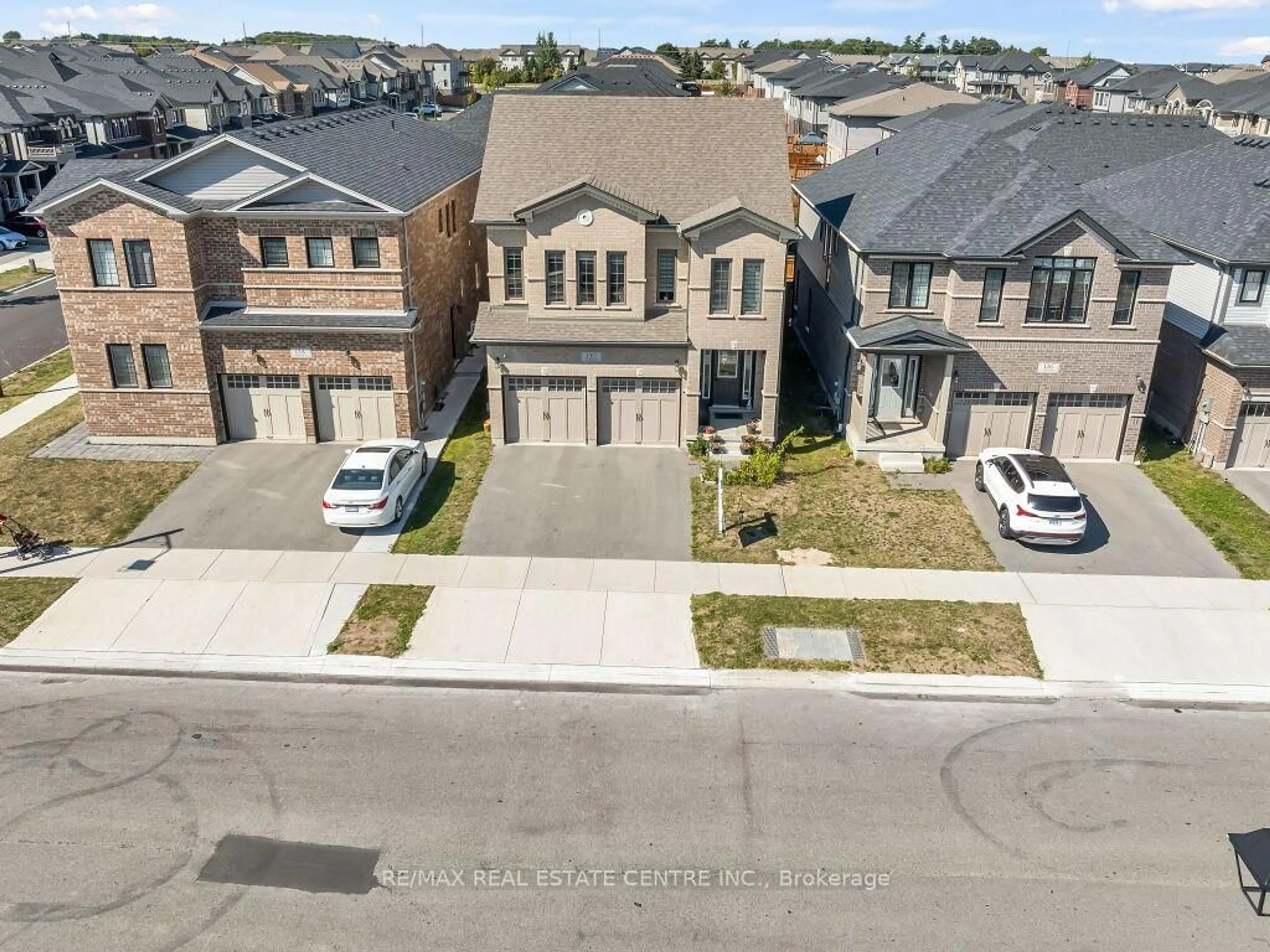 A pic from outside/outdoor area/front of a property/back of a property/a pic from drone, street for 130 Tartan Ave, Kitchener Ontario N2R 0N4