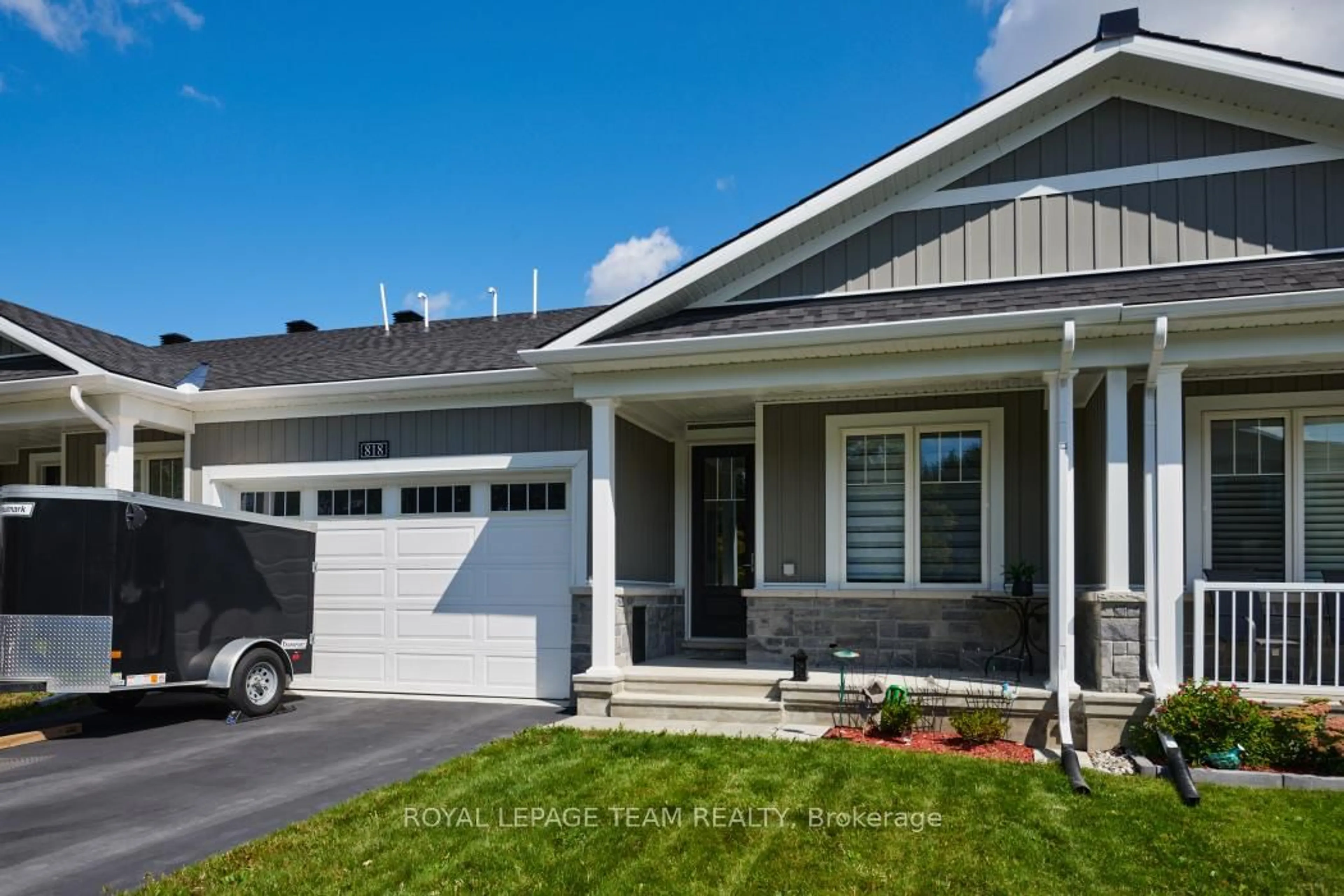 Home with vinyl exterior material, street for 818 Companion Cres, Manotick Ontario K4M 0X1