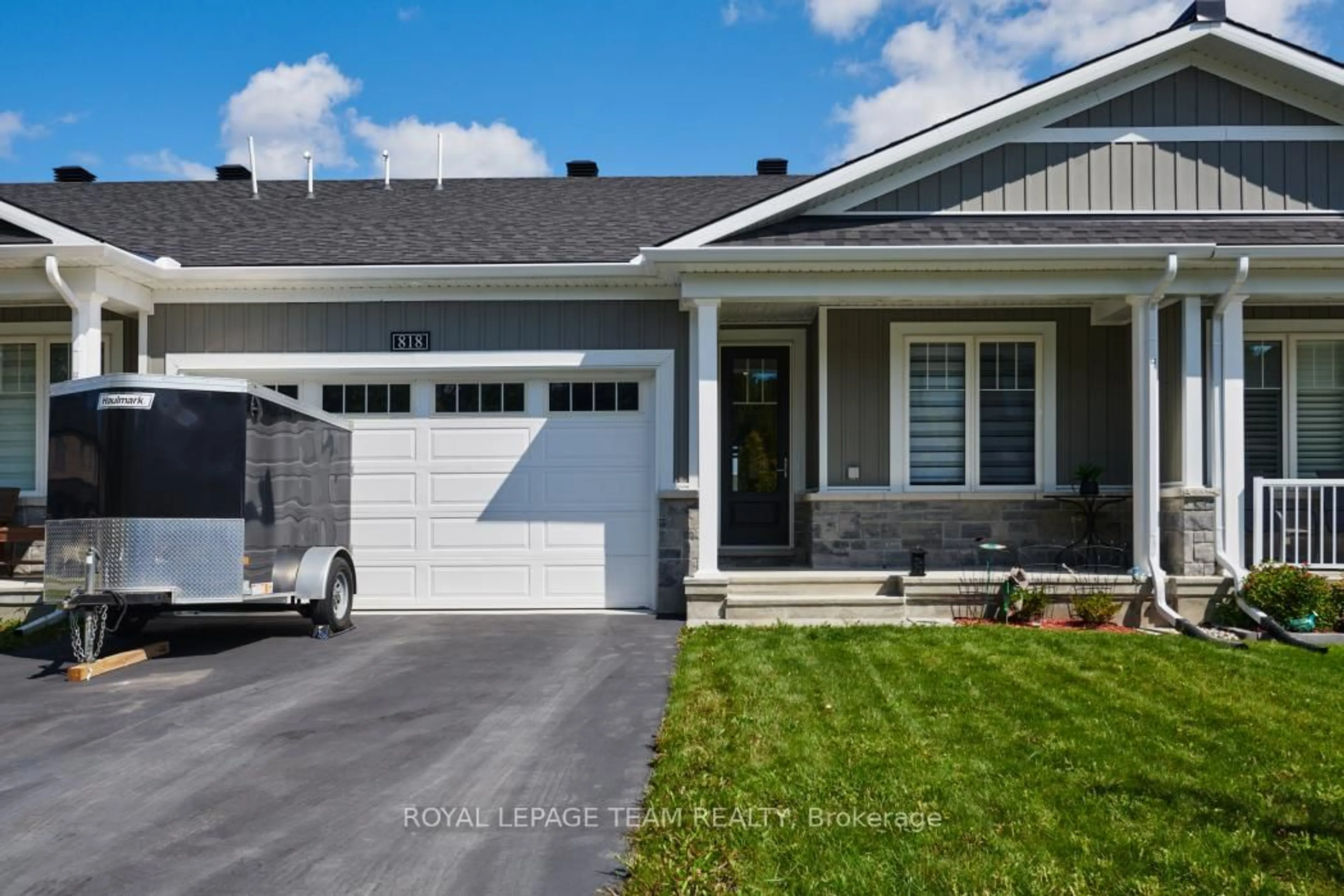 Home with vinyl exterior material, street for 818 Companion Cres, Manotick Ontario K4M 0X1