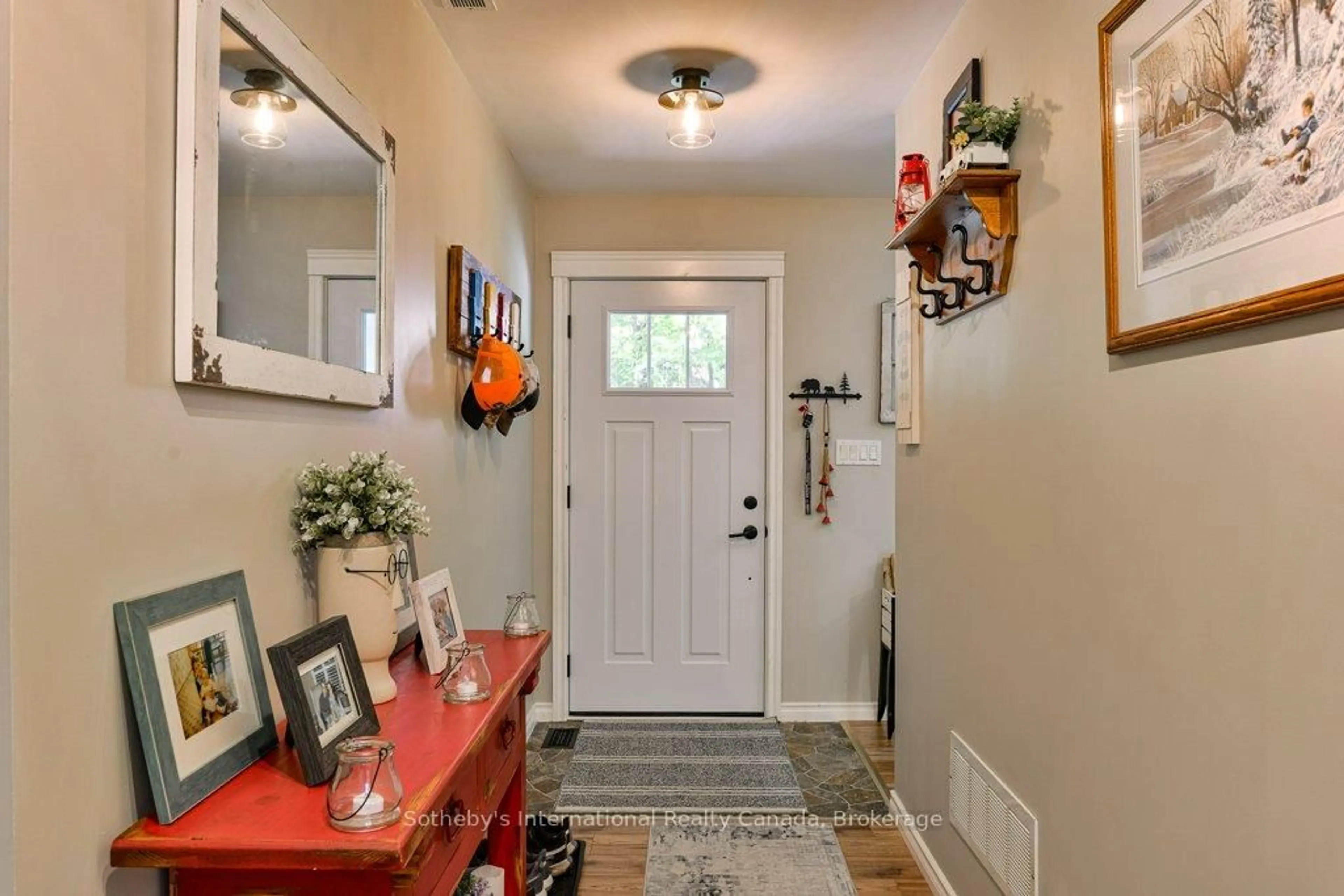 Indoor entryway for 1160 Skeleton Lake Rd 2 Rd, Muskoka Lakes Ontario P0B 1M0
