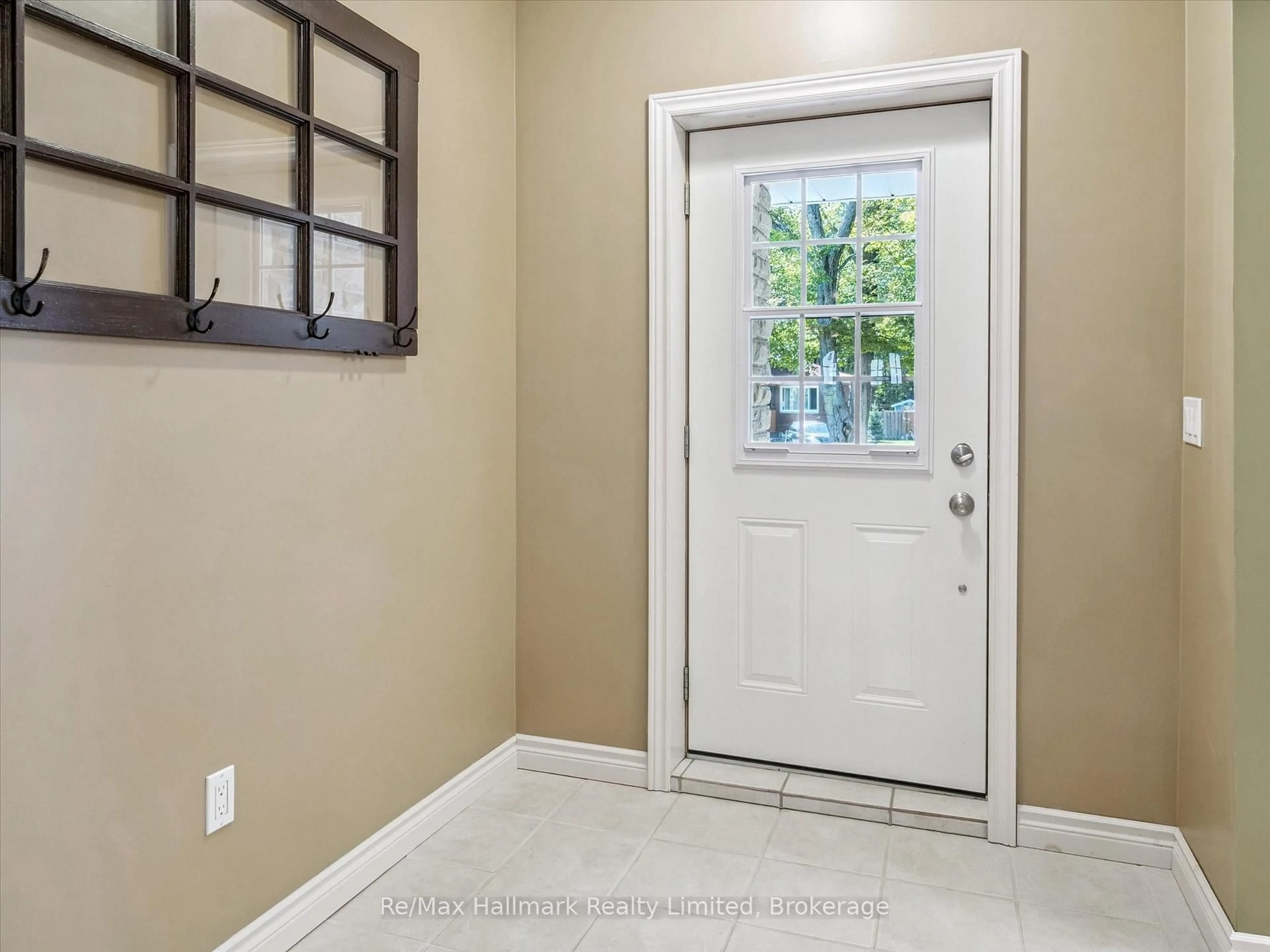 Indoor entryway for 69 Woodchester Ave, Bracebridge Ontario P1L 1H9
