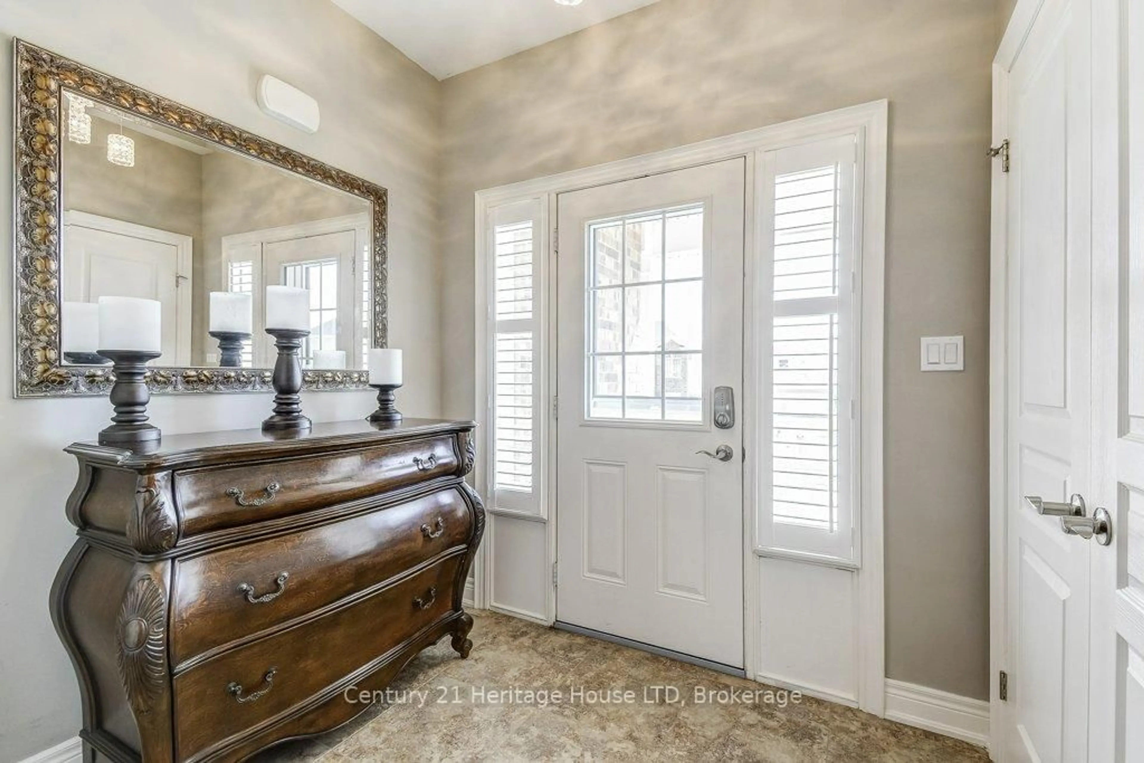 Indoor entryway for 1078 Kerby St, Fort Erie Ontario L2A 0C1