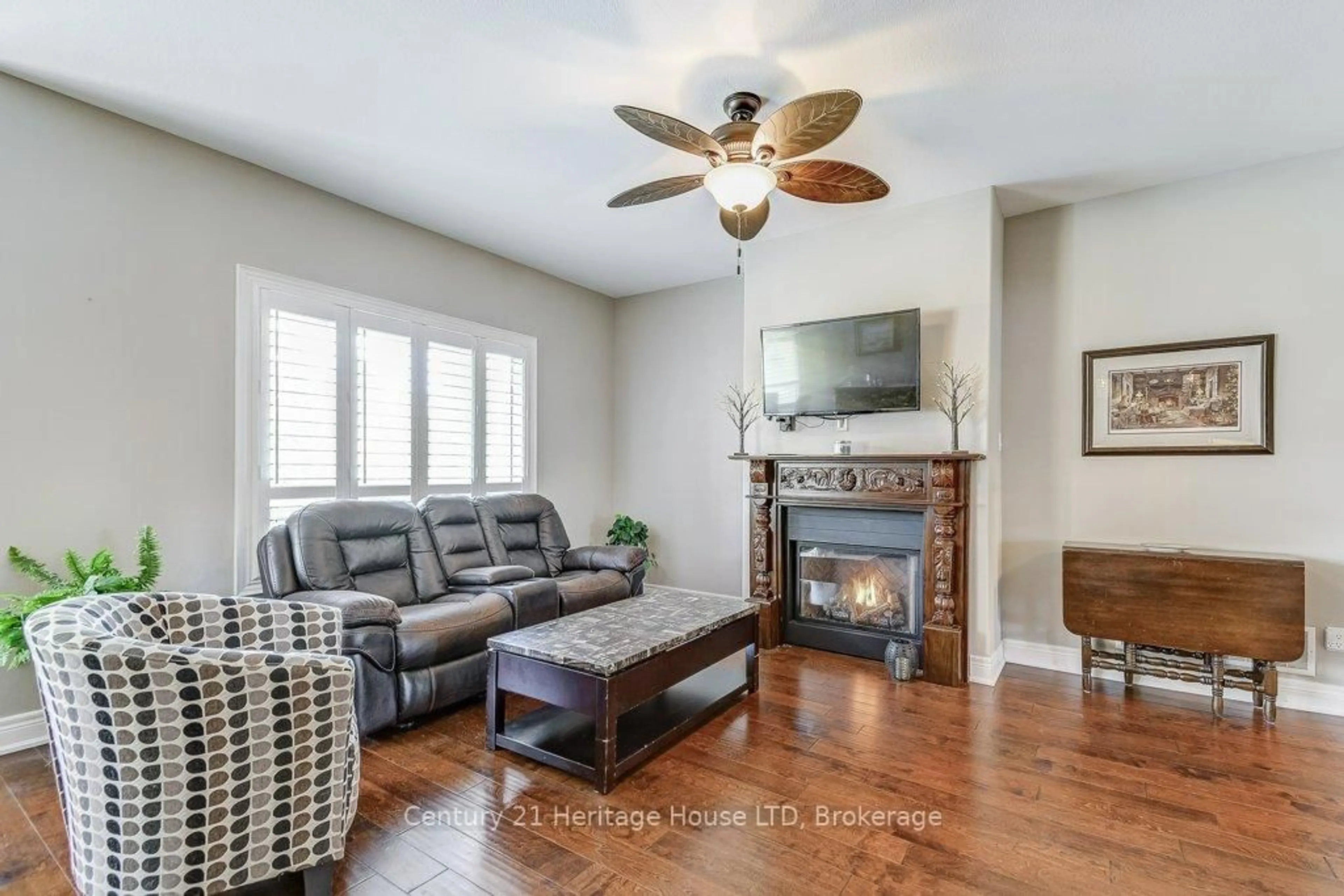 Living room with furniture, unknown for 1078 Kerby St, Fort Erie Ontario L2A 0C1