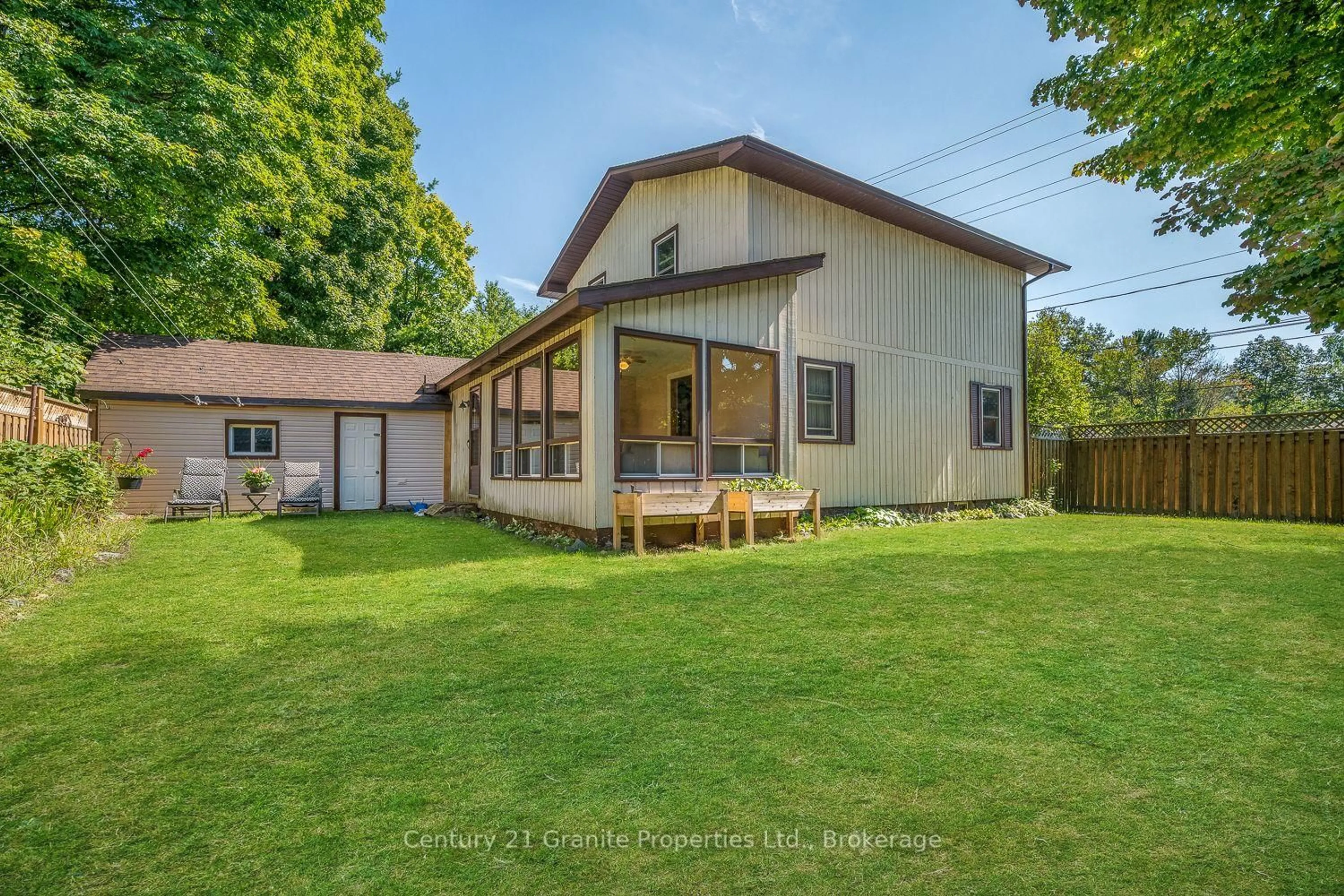 A pic from outside/outdoor area/front of a property/back of a property/a pic from drone, unknown for 53 Cascade St, Parry Sound Ontario P2A 1J8