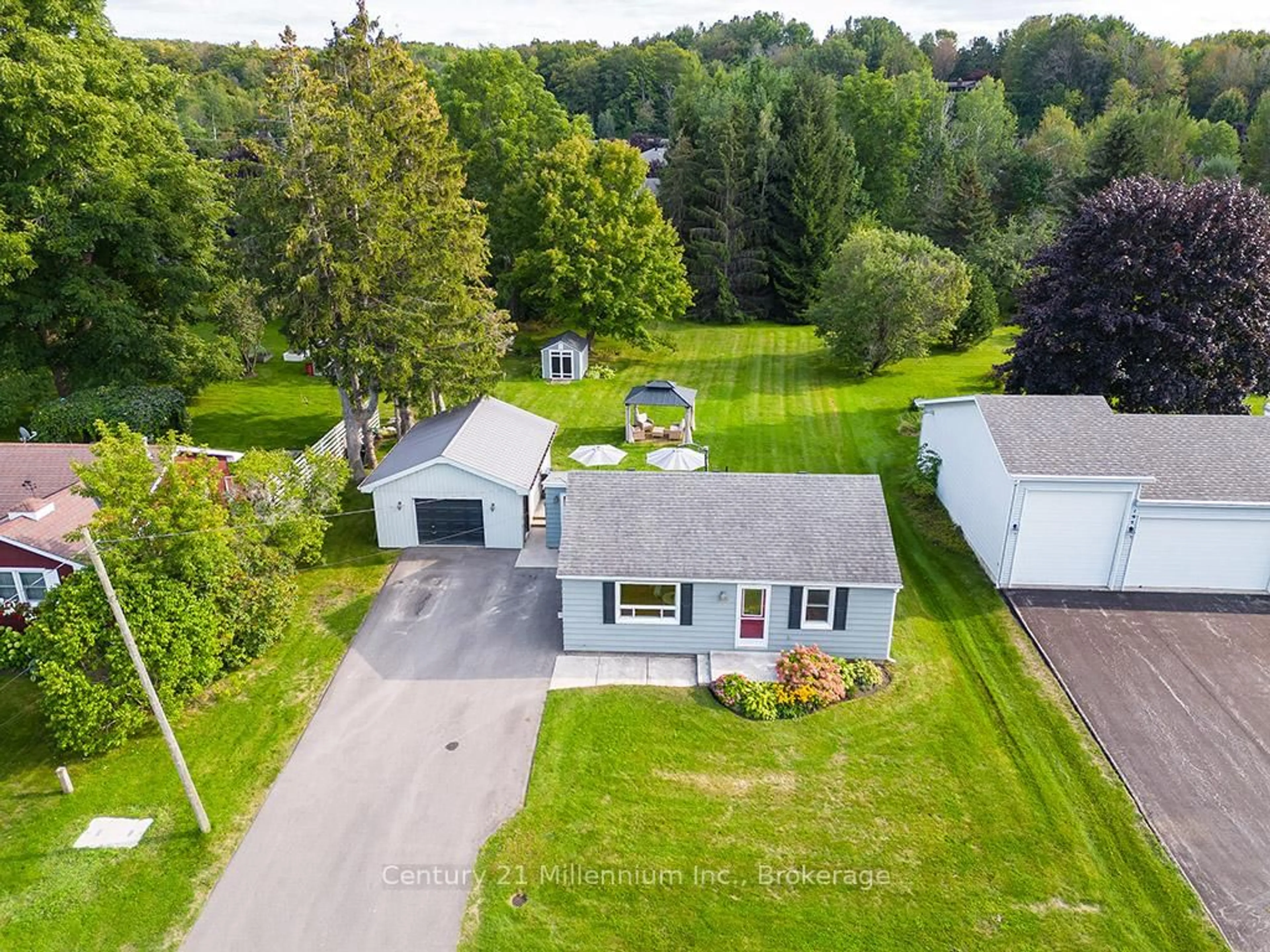 A pic from outside/outdoor area/front of a property/back of a property/a pic from drone, street for 203 Aiken St, Meaford Ontario N4L 1B3