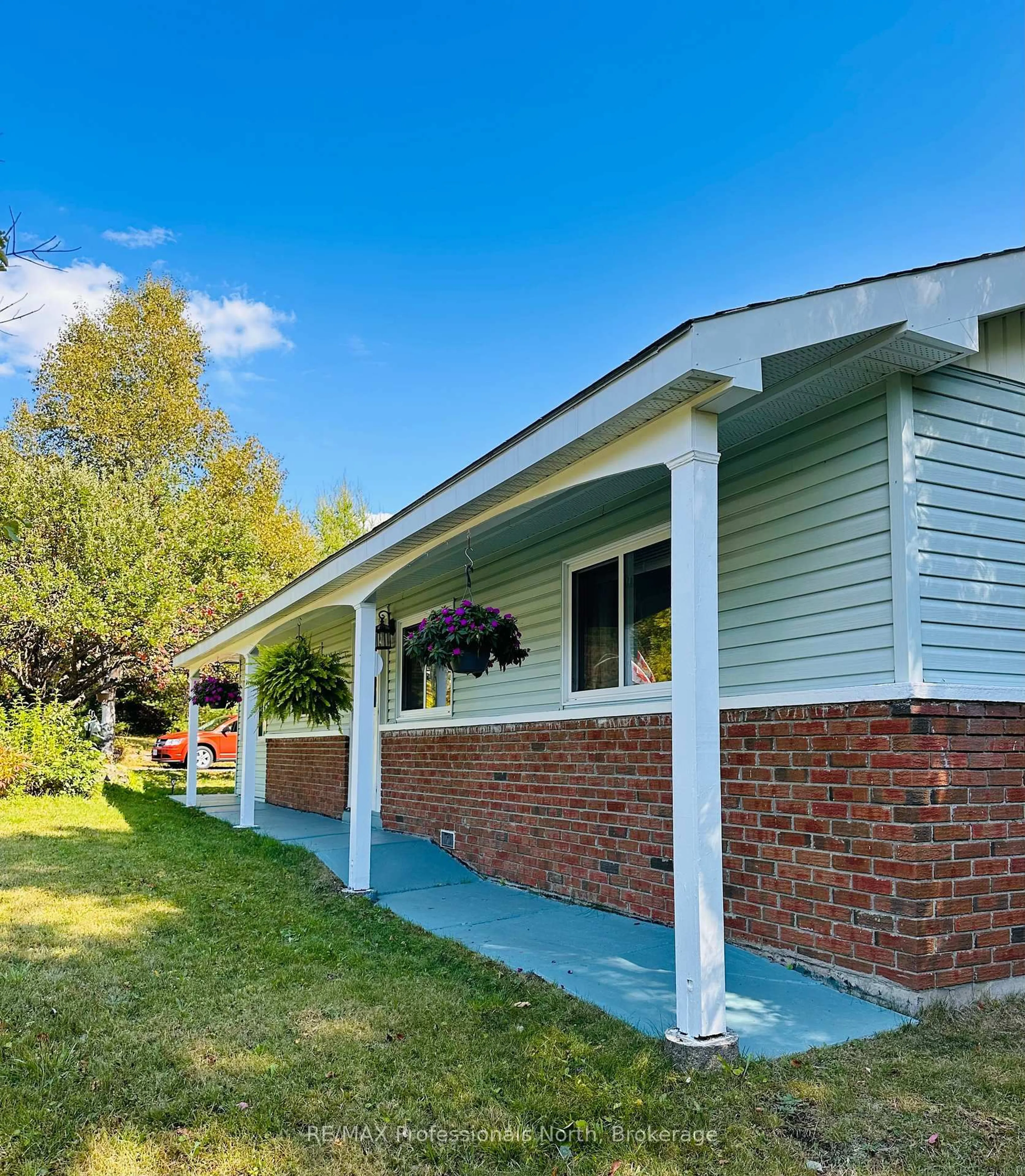 Home with vinyl exterior material, unknown for 1671 Hwy 60 Highway, Huntsville Ontario P1H 1A2