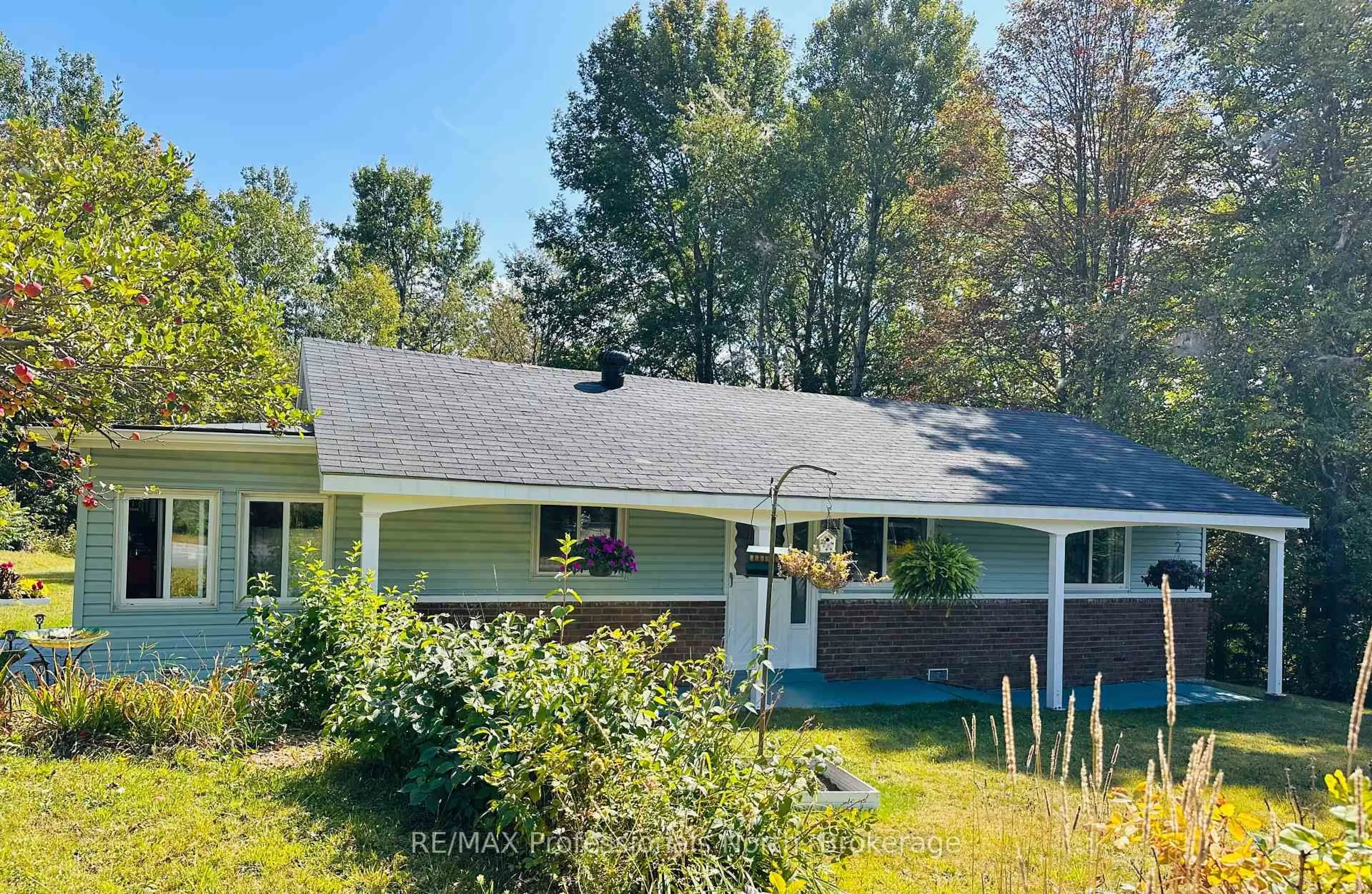 Home with vinyl exterior material, unknown for 1671 Hwy 60 Highway, Huntsville Ontario P1H 1A2