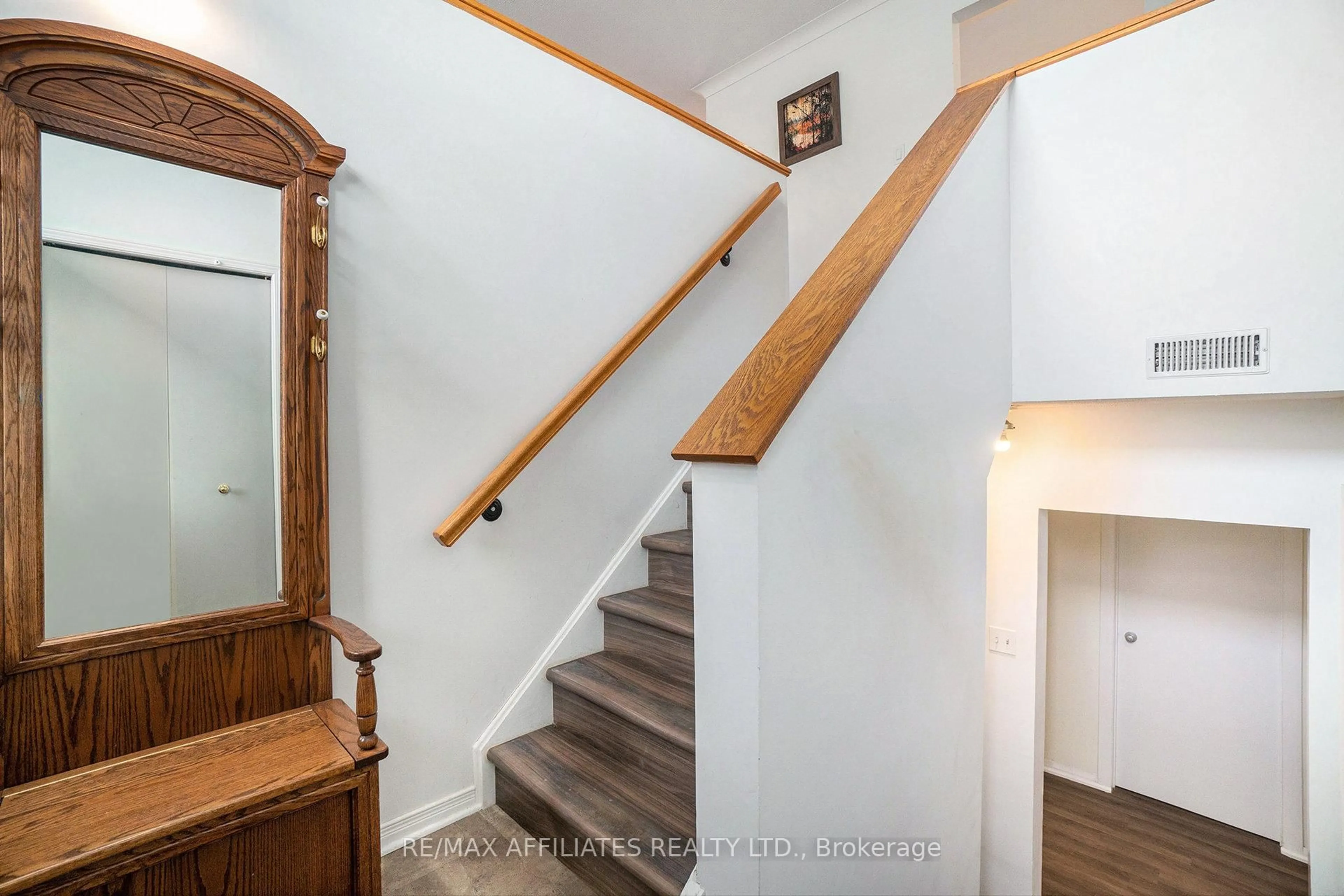 Stairs for 319 Riverwood Dr, Ottawa Ontario K0A 3M0