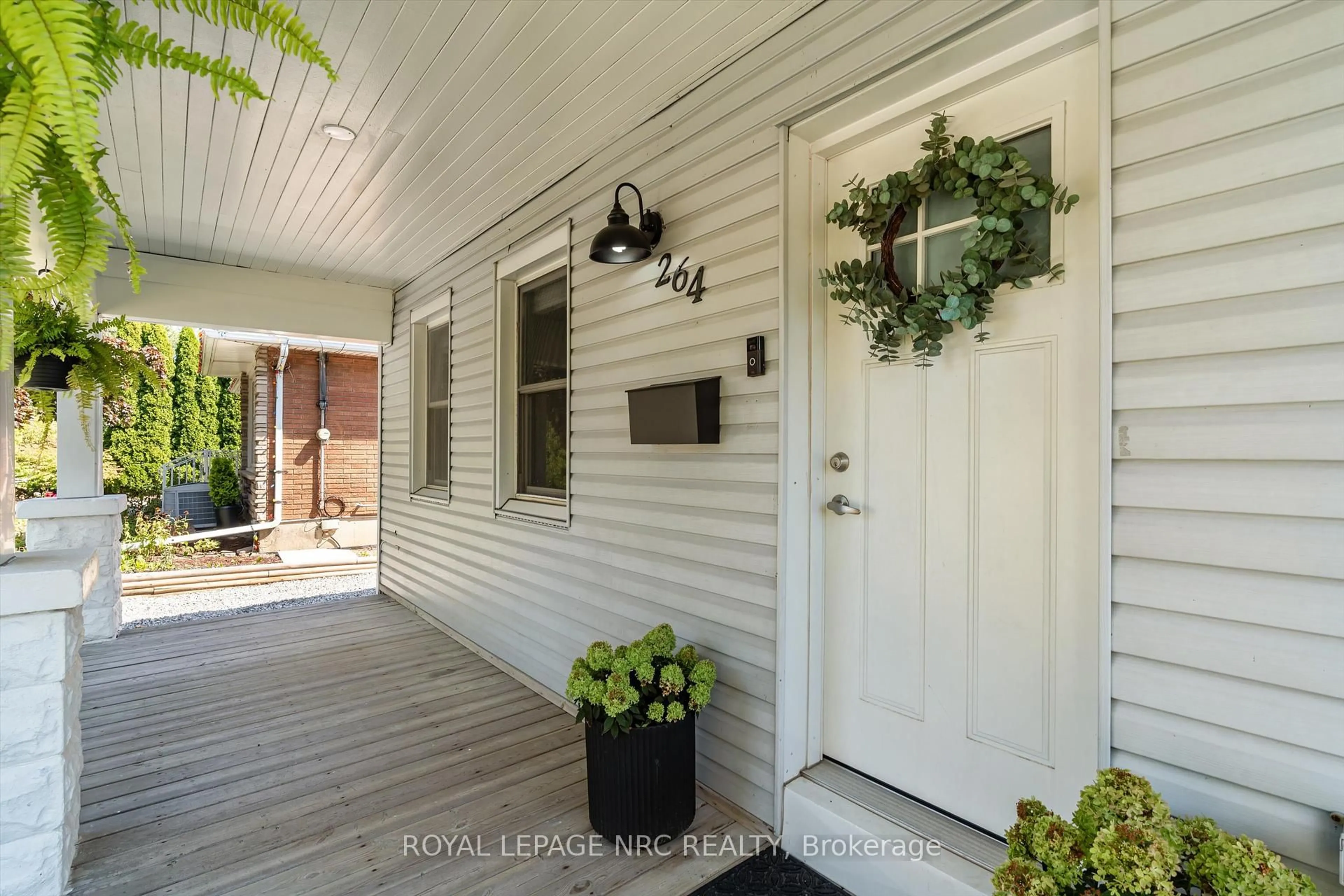 Indoor entryway for 264 Lakeshore Rd, St. Catharines Ontario L2M 7R3