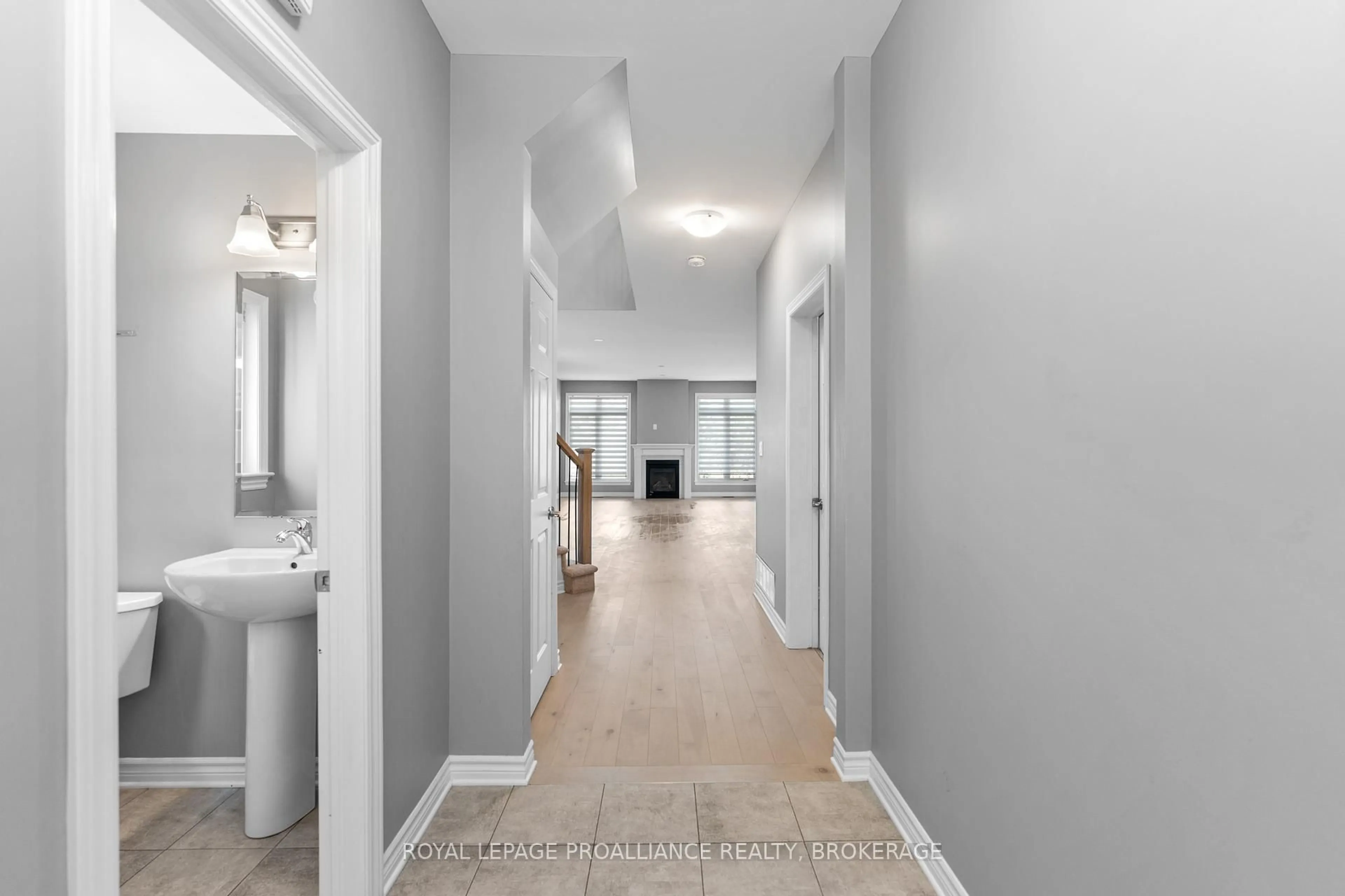 Indoor entryway for 1374 Monarch Dr, Kingston Ontario K7P 0S2