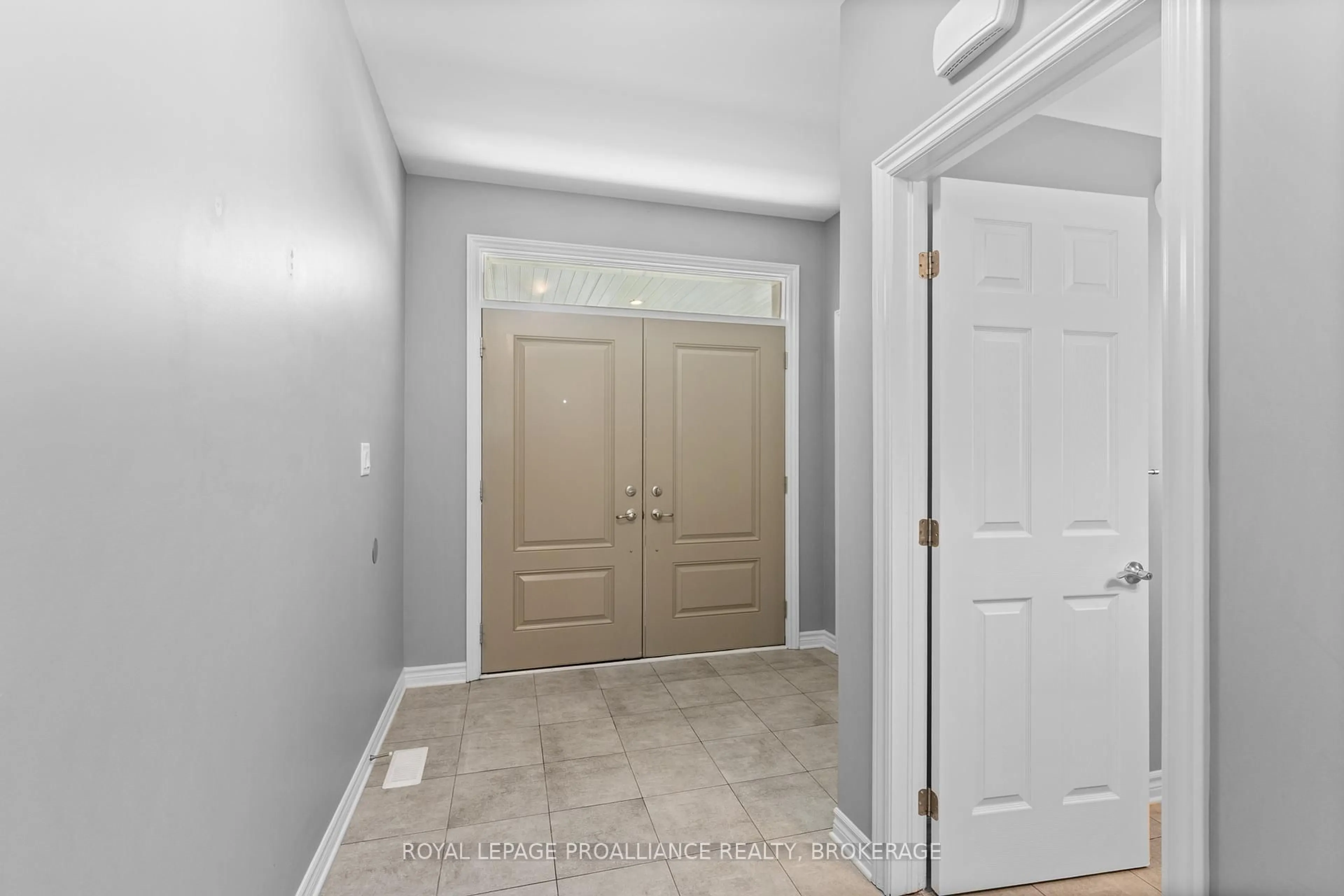 Indoor entryway for 1374 Monarch Dr, Kingston Ontario K7P 0S2