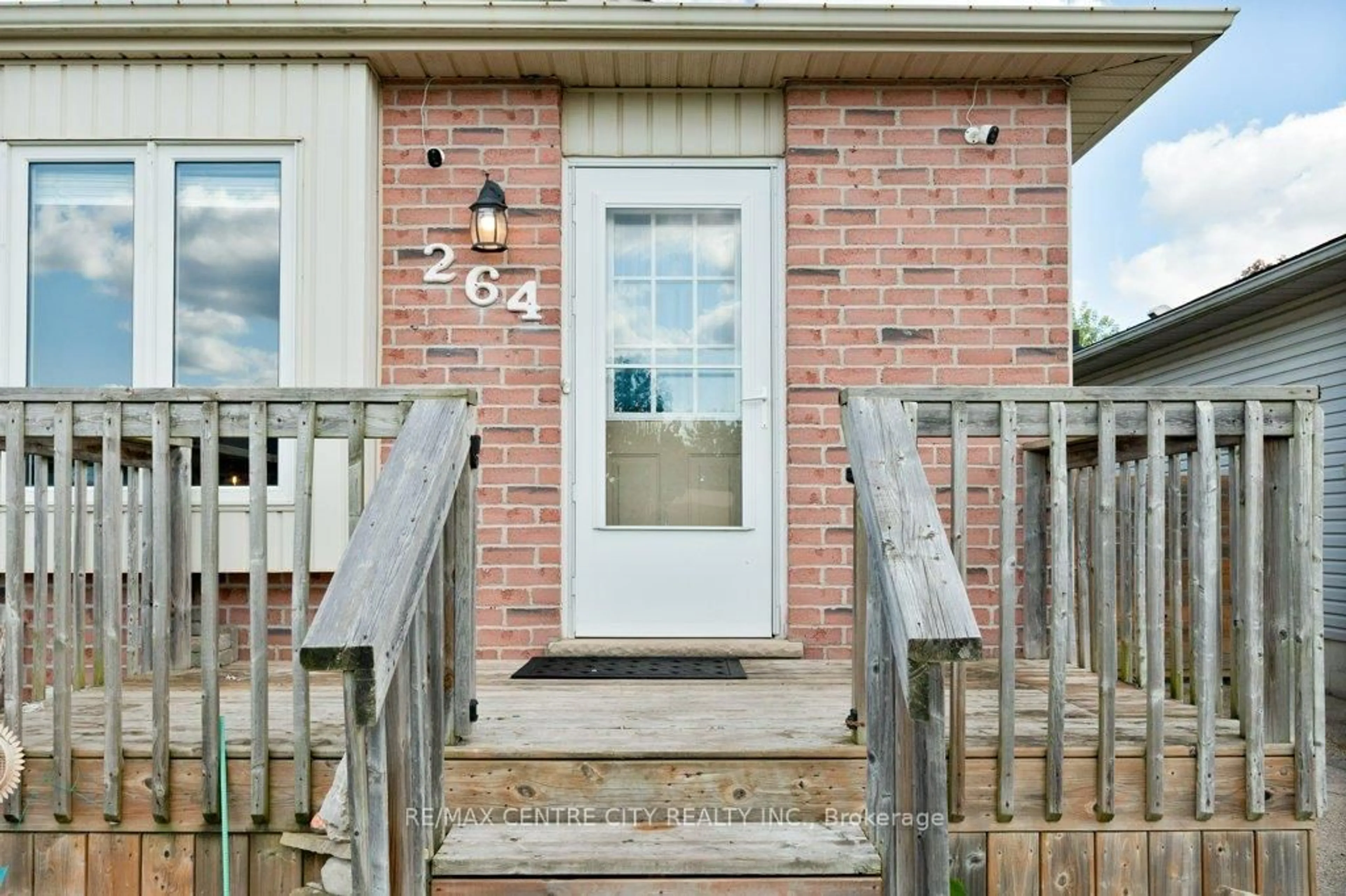 Indoor entryway for 264 Simpson Cres, London East Ontario N5V 5E2