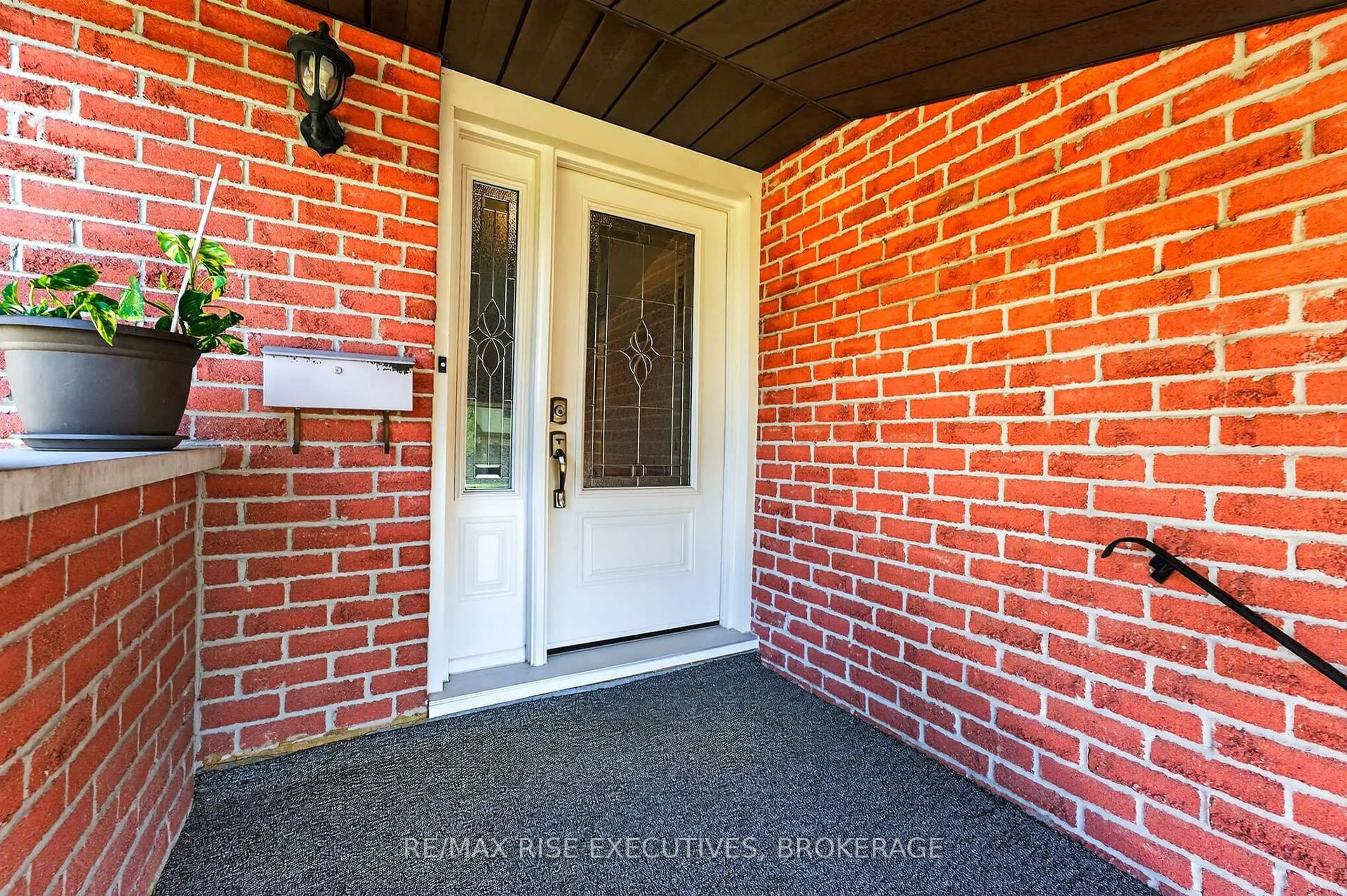Indoor entryway for 891 Sandringham Pl, Kingston Ontario K7P 1N2