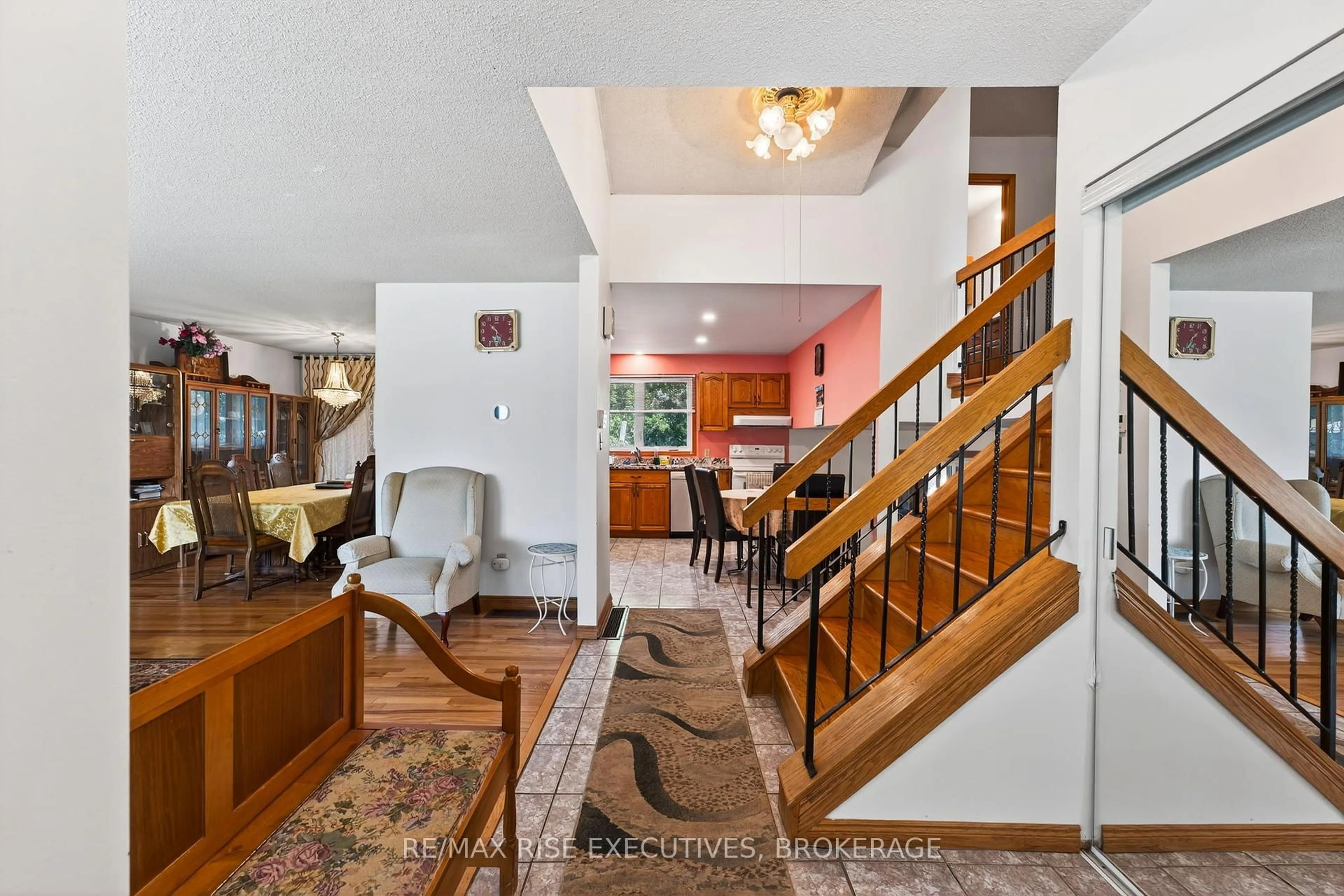 Indoor foyer for 891 Sandringham Pl, Kingston Ontario K7P 1N2